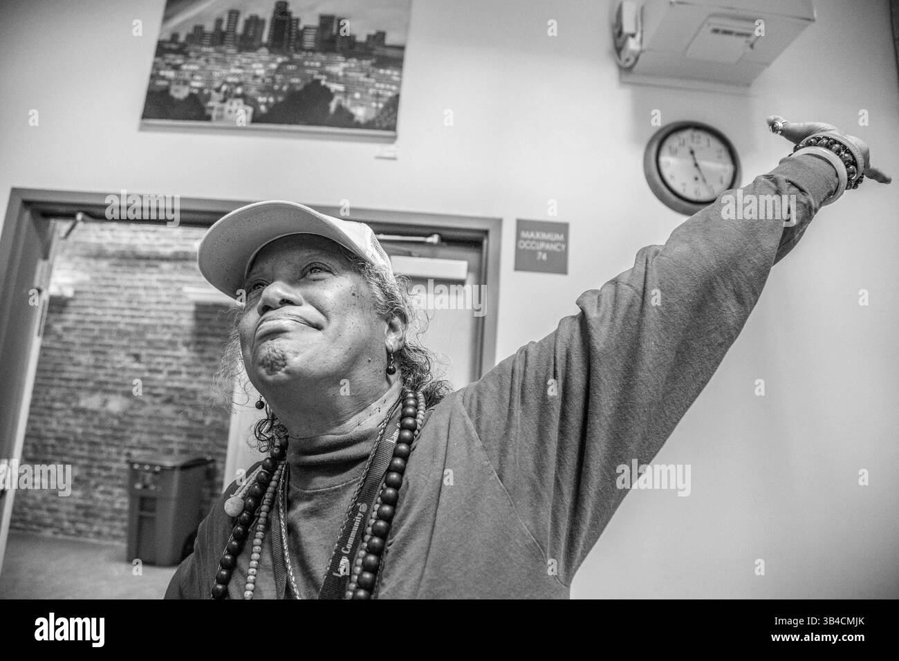 5 mai 2014 - Los Angeles, Californie, États-Unis - Skid Row, après six ans et demi dans les rues Rose est approuvé pour le logement subventionné par le gouvernement. La recherche a permis de cerner un lien important entre l'itinérance et la disponibilité de logements abordables. (Crédit image : © Joshua Thaisen/ZUMA Wire/ZUMAPRESS.com) Banque D'Images