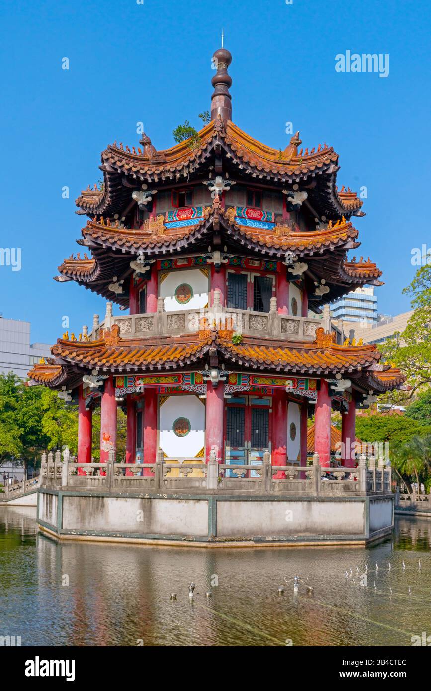 Belle pagode dans le parc mémorial de la paix de 228. Le parc est un site historique situé sur le boulevard Ketagalan, district de Zhongzheng, Taipei, Taiwan. Banque D'Images