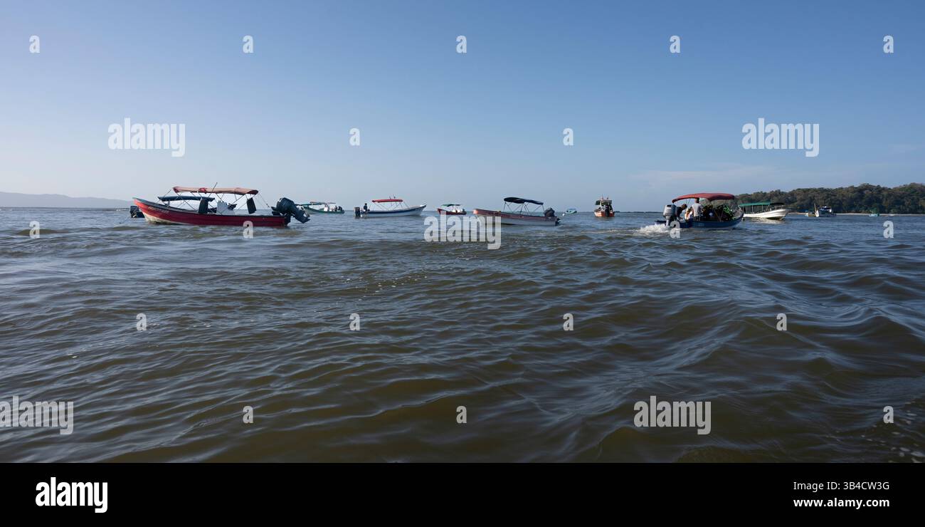 Vue panoramique des bateaux à moteur au large de la côte dans le district de Soná, Santa Catalina, Veraguas, Panama Banque D'Images