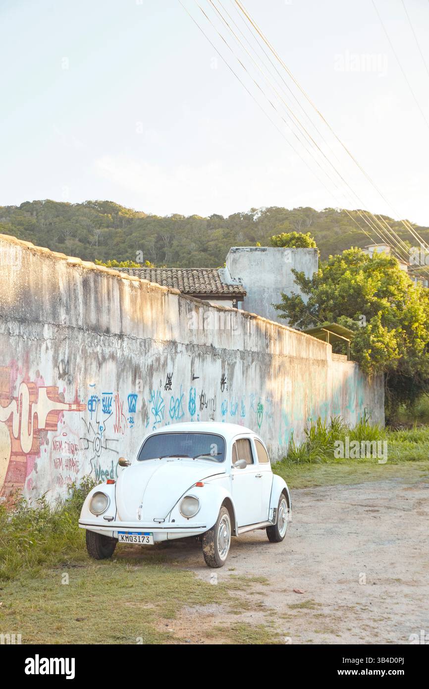 Une voiture vintage Beetle garée dans une rue de Buzios, État de Rio de Janeiro, Brésil. Banque D'Images