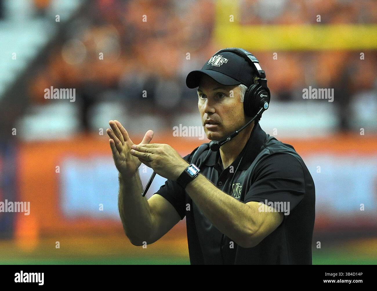 12 septembre 2015 : L'entraîneur-chef de Wake Forest, Dave Clawson, appelle Time Out pendant la seconde moitié du jeu alors que Syracuse battait Wake Forest 30-17 au Carrier Dome de Syracuse, NYC. Photo par Alan Schwartz/CalSportMedia(crédit image : © Alan Schwartz/CSM via ZUMA Wire) Banque D'Images