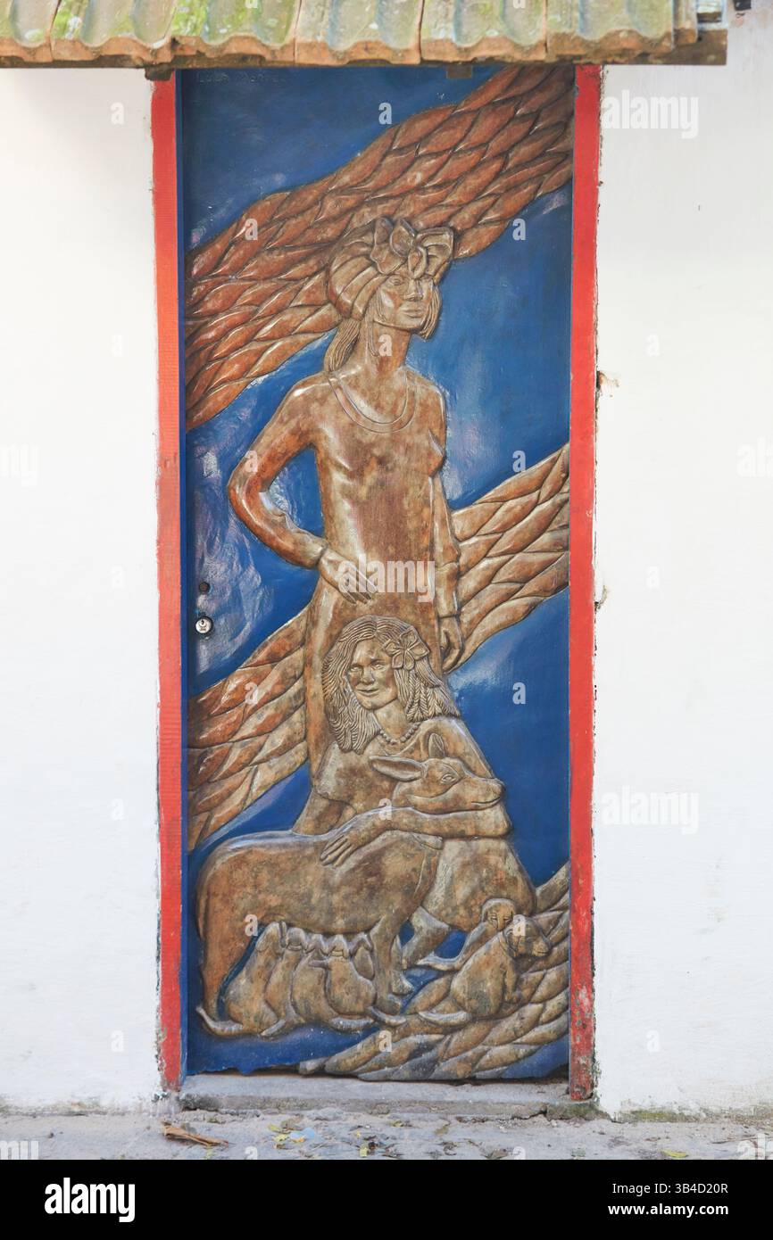 Une porte en bois sculptée dans la Rua das Piedras, Buzios, État de Rio de Janeiro, Brésil. Banque D'Images