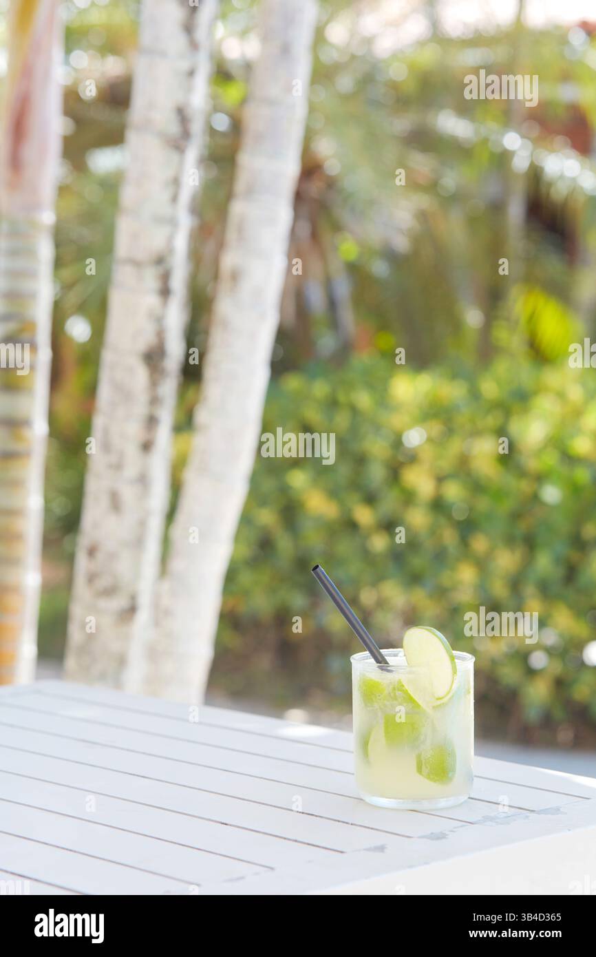 Un cocktail de caiprinha servi au Corais & Conchas Posada, Geriba Beach, Buzios, État de Rio de Janeiro, Brésil. Banque D'Images