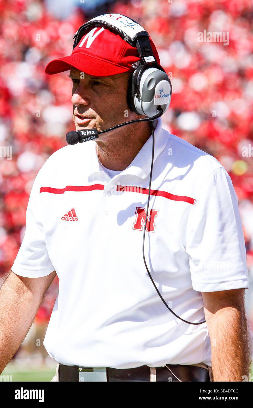 26 septembre 2015 - Lincoln, ne. États-Unis - L'entraîneur-chef des Cornhuskers du Nebraska Mike Riley en action lors d'un match de football de la Division 1 de la NCAA entre les Golden Eagles du Mississippi du Sud et les Cornhuskers du Nebraska au Memorial Stadium de Lincoln, ne...Nebraska a gagné 36-28.présence : 89,899.Michael Spomer/Cal Sport Media.(image crédit : © Michael Spomer/CSM via ZUMA Wire) Banque D'Images