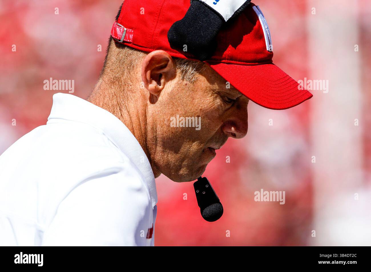 26 septembre 2015 - Lincoln, ne. États-Unis - L'entraîneur-chef des Cornhuskers du Nebraska Mike Riley en action lors d'un match de football de la Division 1 de la NCAA entre les Golden Eagles du Mississippi du Sud et les Cornhuskers du Nebraska au Memorial Stadium de Lincoln, ne...Nebraska a gagné 36-28.présence : 89,899.Michael Spomer/Cal Sport Media.(image crédit : © Michael Spomer/CSM via ZUMA Wire) Banque D'Images