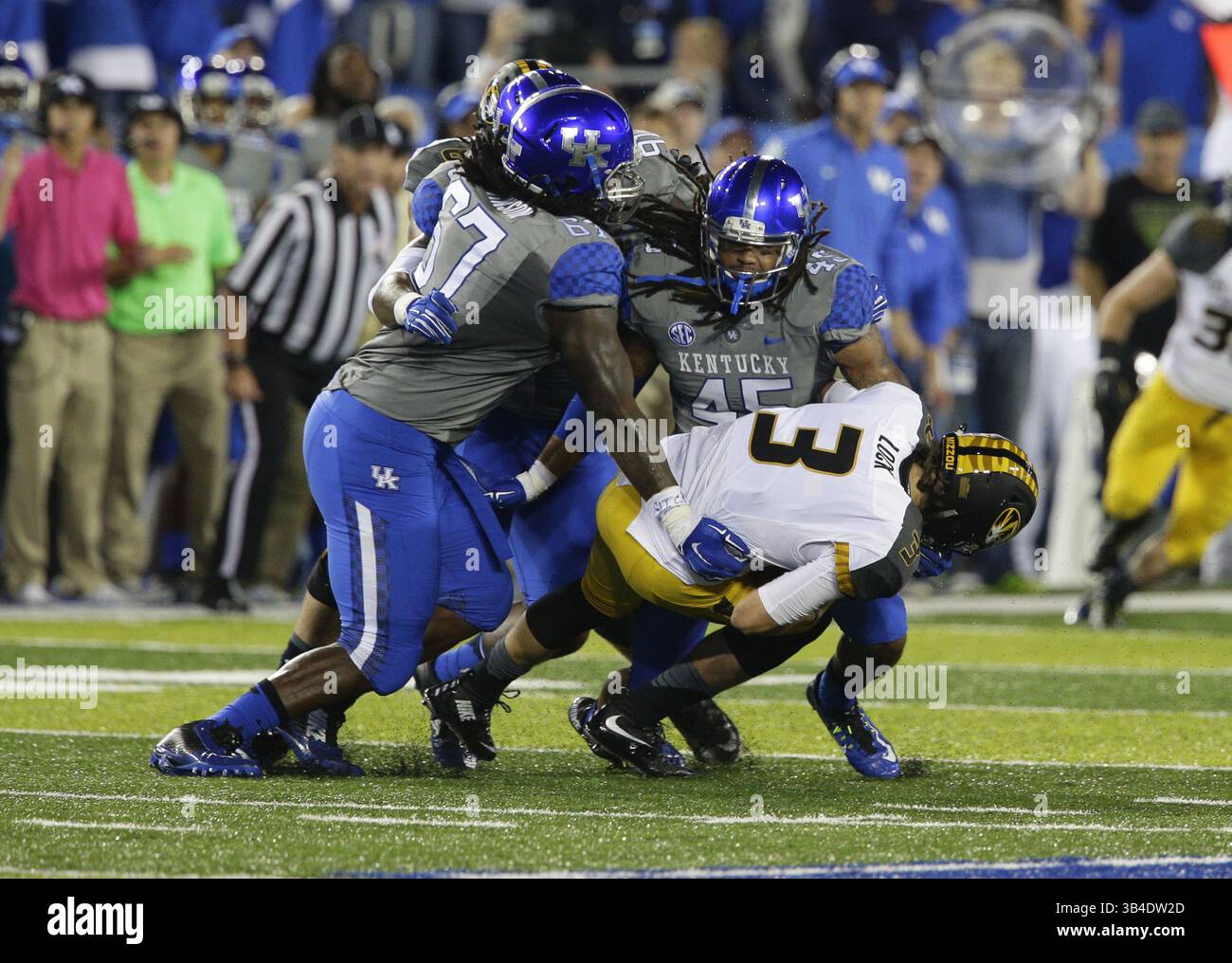 26 septembre 2015 - Lexington, Kentucky, États-Unis - le tacle défensif du Kentucky Cory Johnson (67) met le quarterback du Missouri Drew Lock (3) dans un sac, assisté de Jabari Johnson (47) et Farrington Huguenin (91), le samedi 26 septembre 2015, au Commonwealth Stadium de Lexington, Kentucky. (Crédit image : © Mark Cornelison/TNS via ZUMA Wire) Banque D'Images 26 septembre 2015 - Lexington, Kentucky, États-Unis - le tacle défensif du Kentucky Cory Johnson (67) met le quarterback du Missouri Drew Lock (3) dans un sac, assisté de Jabari Johnson (47) et Farrington Huguenin (91), le samedi 26 septembre 2015, au Commonwealth Stadium de Lexington, Kentucky. (Crédit image : © Mark Cornelison/TNS via ZUMA Wire) Banque D'Images