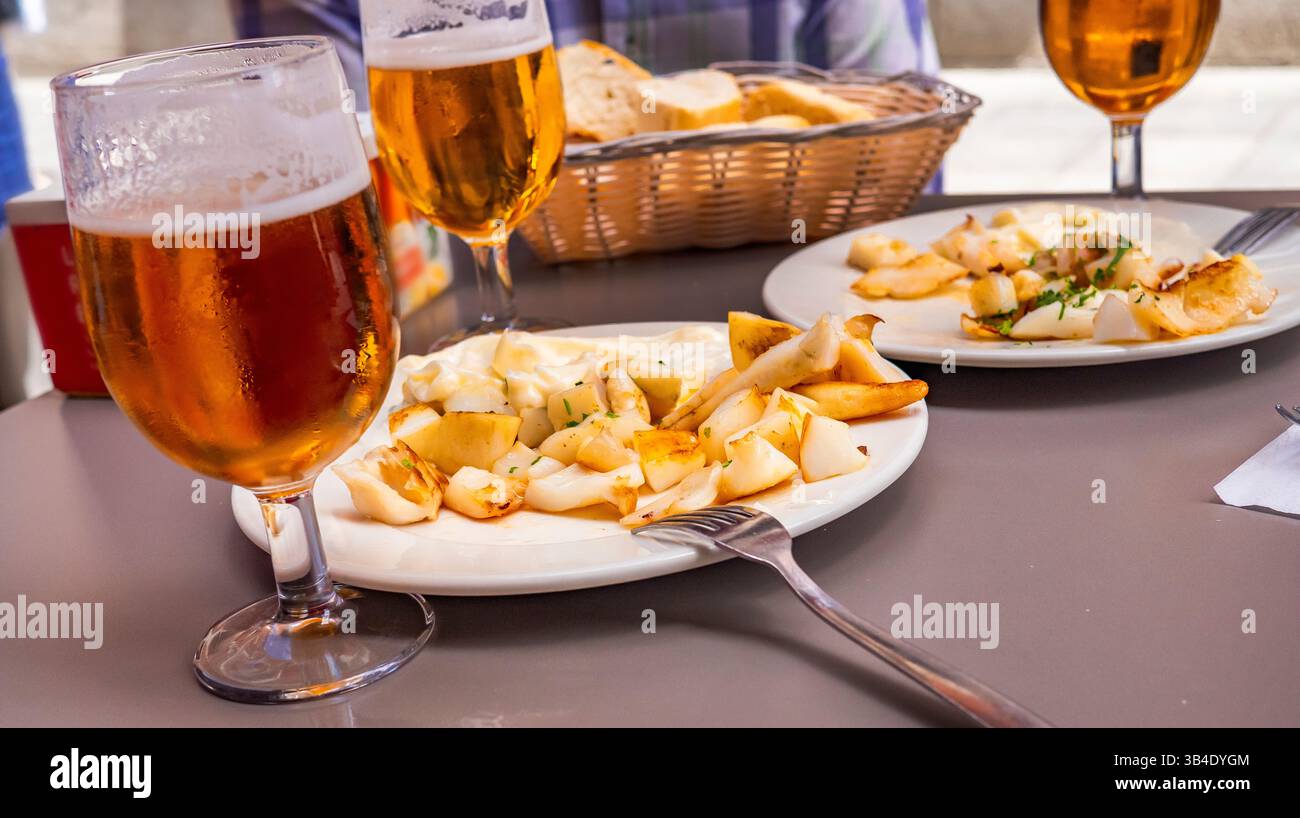 Cuttlefish grillé Tapa espagnole typique et bières au Restaurant Bar, Espagne, Europe Banque D'Images