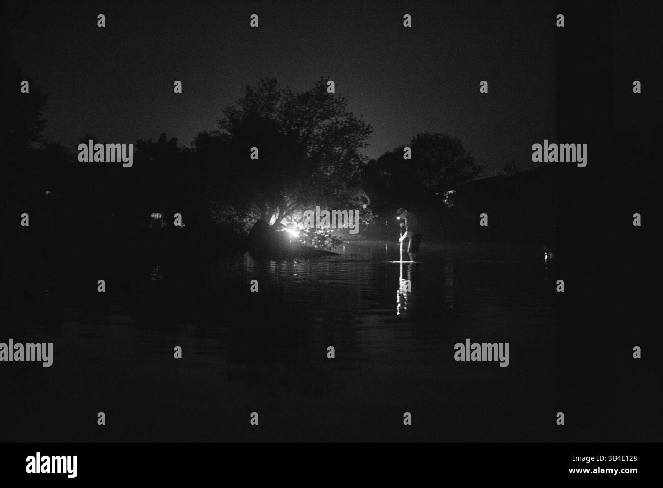 23 juin 2015 - Coal City, Illinois, États-Unis - Un homme tente de nettoyer les systèmes de drainage et de réduire les dégâts causés par les inondations (crédit image : © Jim Vondruska/ZUMA Wire/ZUMAPRESS.com) Banque D'Images