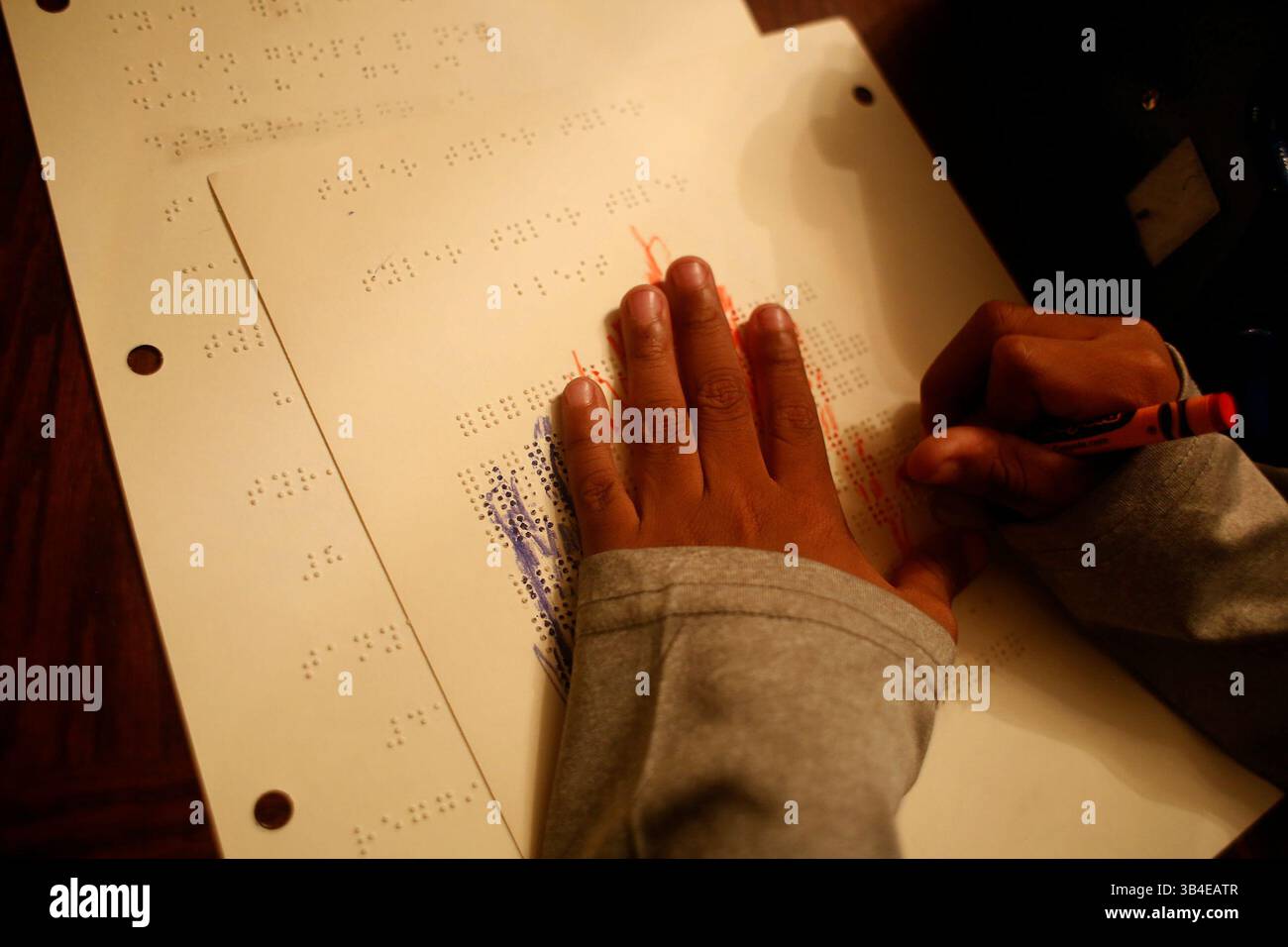 17 septembre 2015 - City, Florida, U.S. - OCTAVIO JONES | Times .Tyler Maddox, à gauche, qui a reçu une balle dans la tête en août dernier utilise une machine à écrire en braille pour faire ses devoirs le jeudi 17 août 2015. L’année dernière, le 19 août 2015, Tyler Maddox, 8 ans, a été grièvement blessé lorsque sa mère a tiré dans l’obscurité de sa maison en pensant qu’il était un cambrioleur. Au cours de la dernière année, Maddox s'est remis de la blessure par balle qui est entrée près du lobe frontal de son cerveau le laissant complètement aveugle. (Crédit image : © Octavio Jones/Tampa Bay Times via ZUMA Wire) Banque D'Images