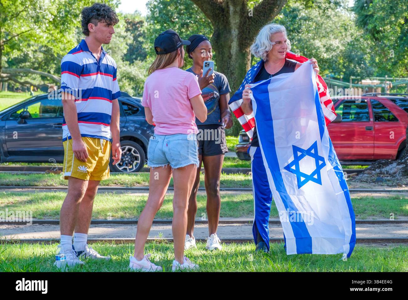 NOUVELLE-ORLÉANS, LOUISIANE, États-Unis - 24 JUIN 2024 : deux partisans de Trump discutent avec deux manifestants pro-israéliens alors qu’ils attendent l’arrivée de Donald Trump pour un événement de collecte de fonds sur l’avenue Charles Banque D'Images