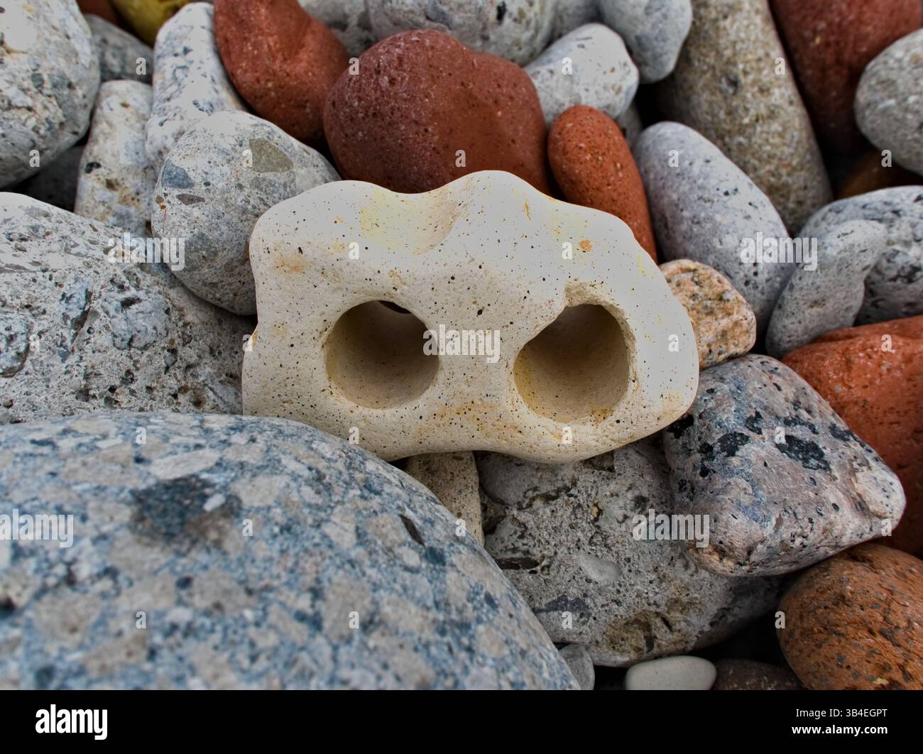 Gros plan de mélange de pierre coloré fabriqué à partir de briques altérées. Le lac Ontario a transformé des gravats en naturels Banque D'Images