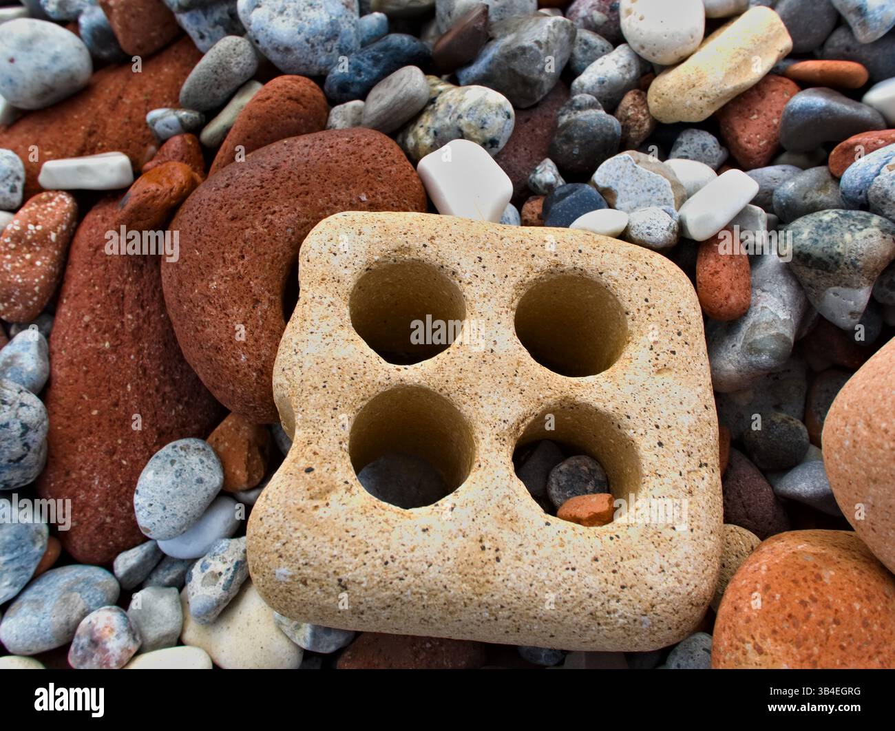 Des années d'érosion ont transformé le béton brut en texture arrondie au bord du lac. Reconstruction tranquille de l'Ontario. Banque D'Images