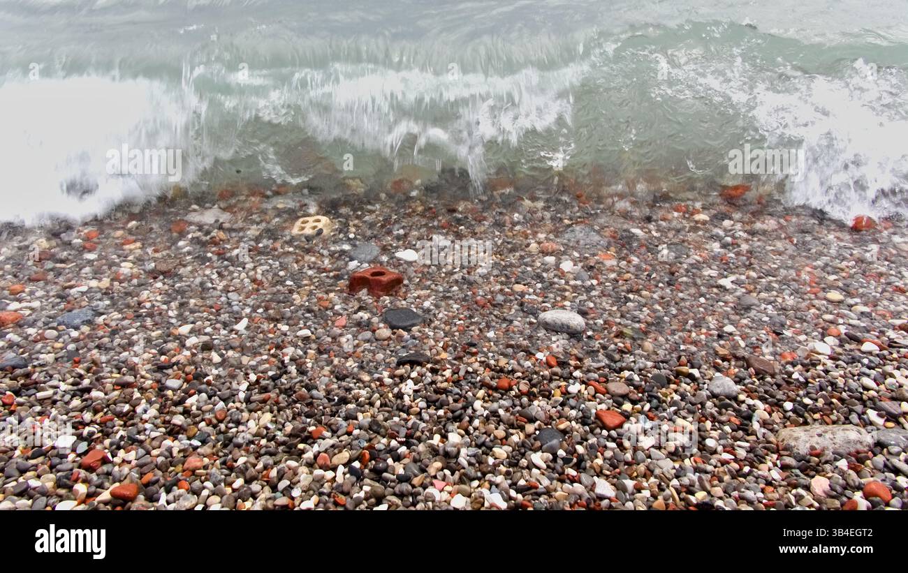 Des années d'érosion ont transformé le béton brut en texture arrondie au bord du lac. Reconstruction tranquille de l'Ontario. Banque D'Images