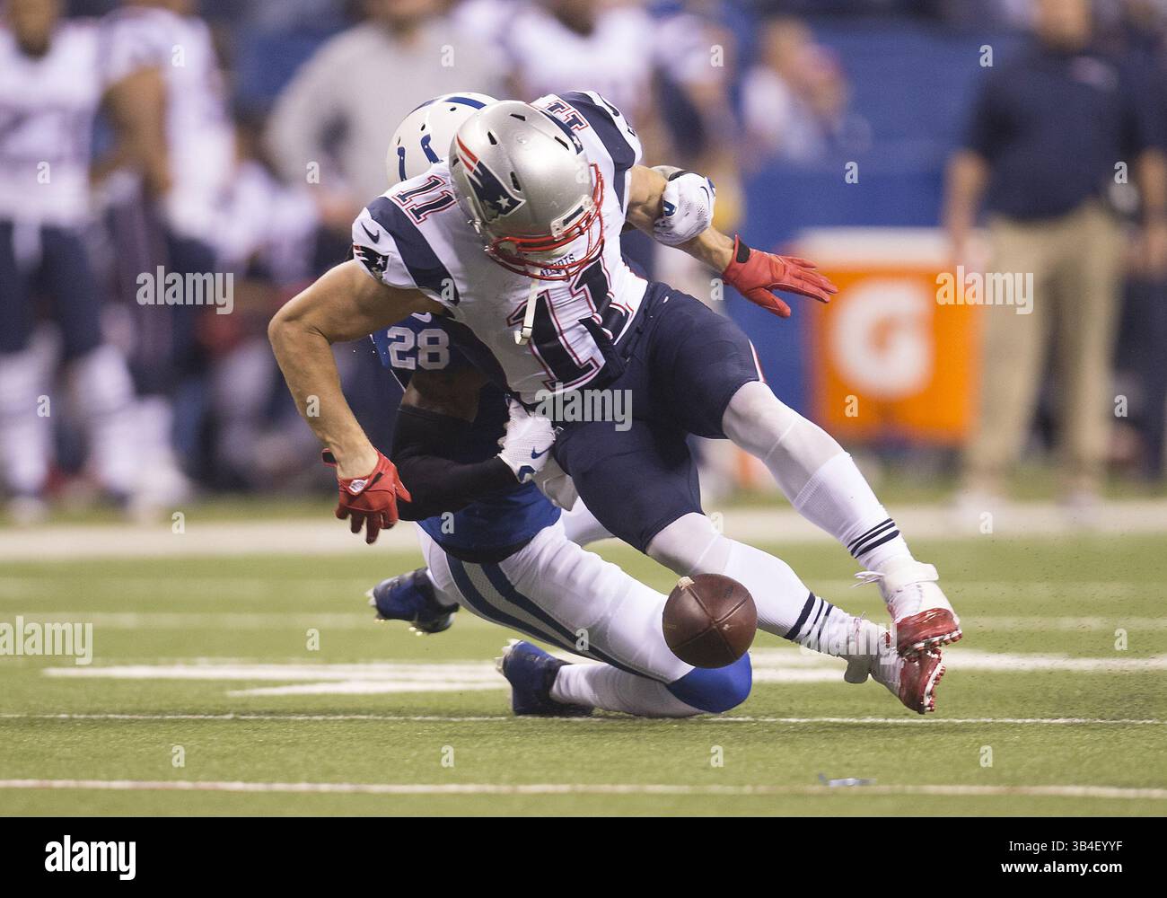 18 octobre 2015 : Julian Edelman (11 ans), receveur des Patriots de la Nouvelle-Angleterre, et Greg Toler (28 ans), cornerback des Colts d'Indianapolis, lors d'un match de football entre les Patriots de la Nouvelle-Angleterre et les Colts d'Indianapolis, au Lucas Oil Stadium d'Indianapolis, Indiana. La Nouvelle-Angleterre bat Indianapolis 34-27. John Mersits/CSM.(image de crédit : © John Mersits/CSM via ZUMA Wire) Banque D'Images