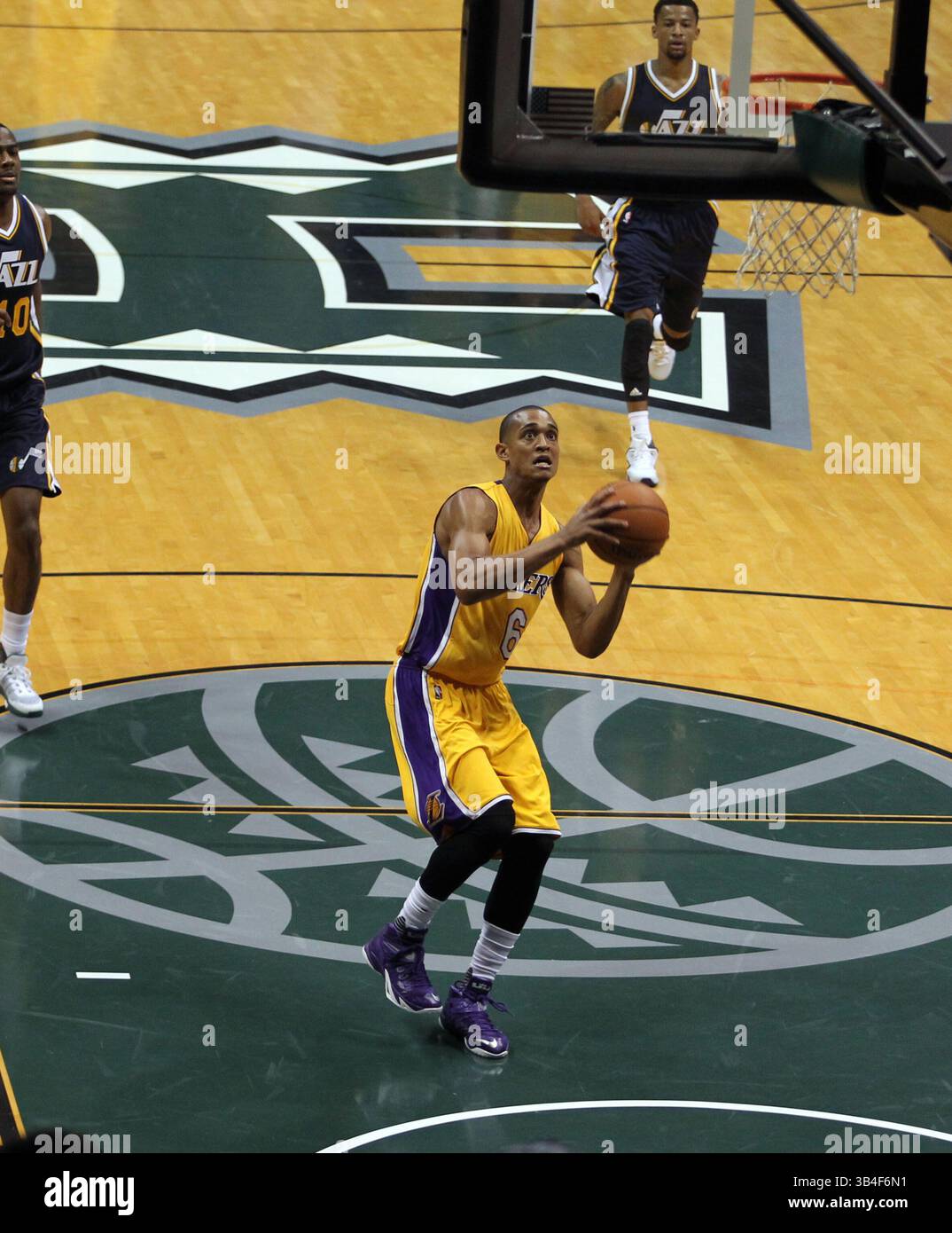 4 octobre 2015 - Jordan Clarkson #6, garde des Lakers de Los Angeles, entre pour un dunk d'échappée lors de l'action de pré-saison entre les Lakers de Los Angeles et le Jazz de l'Utah au Stan Sheriff Center sur le campus de l'Université d'Hawaï à Manoa à Honolulu, HI. - Michael Sullivan/CSM(image de crédit : © Michael Sullivan/CSM via ZUMA Wire) Banque D'Images