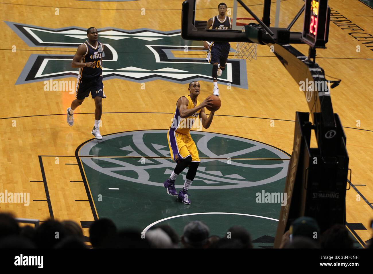 4 octobre 2015 - Jordan Clarkson #6, garde des Lakers de Los Angeles, entre pour un dunk d'échappée lors de l'action de pré-saison entre les Lakers de Los Angeles et le Jazz de l'Utah au Stan Sheriff Center sur le campus de l'Université d'Hawaï à Manoa à Honolulu, HI. - Michael Sullivan/CSM(image de crédit : © Michael Sullivan/CSM via ZUMA Wire) Banque D'Images