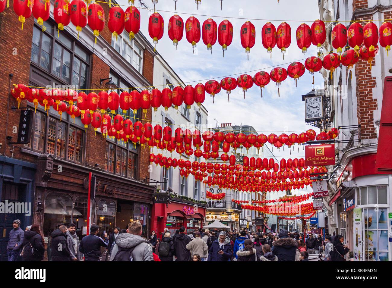 Chinatown London Street décorée de lanternes rouges et de foules animées. Londres, Royaume-Uni, 3 mars 2024 Banque D'Images