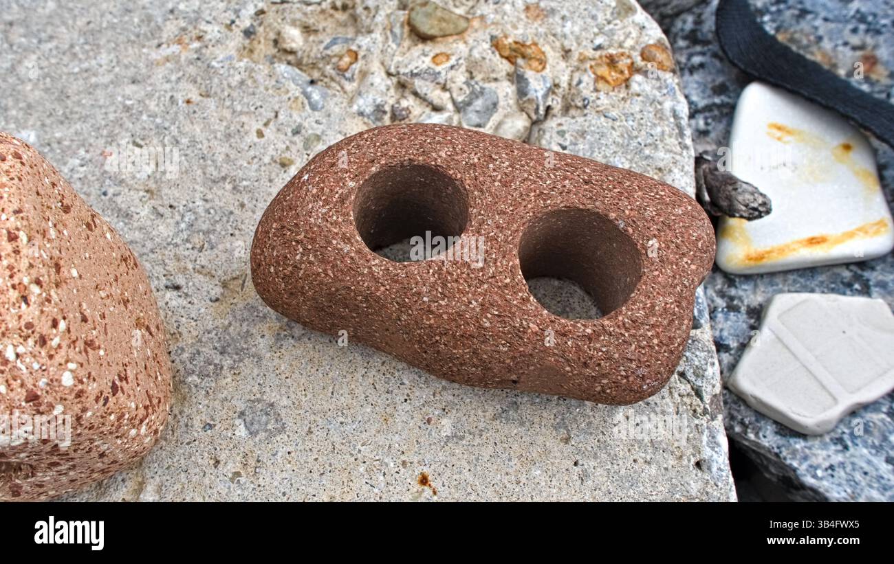 Le lac a transformé les débris de construction artificiels en pierres d'apparence naturelle. Ce rivage de l'Ontario capture la transition de l'architecture à l'architecture Banque D'Images