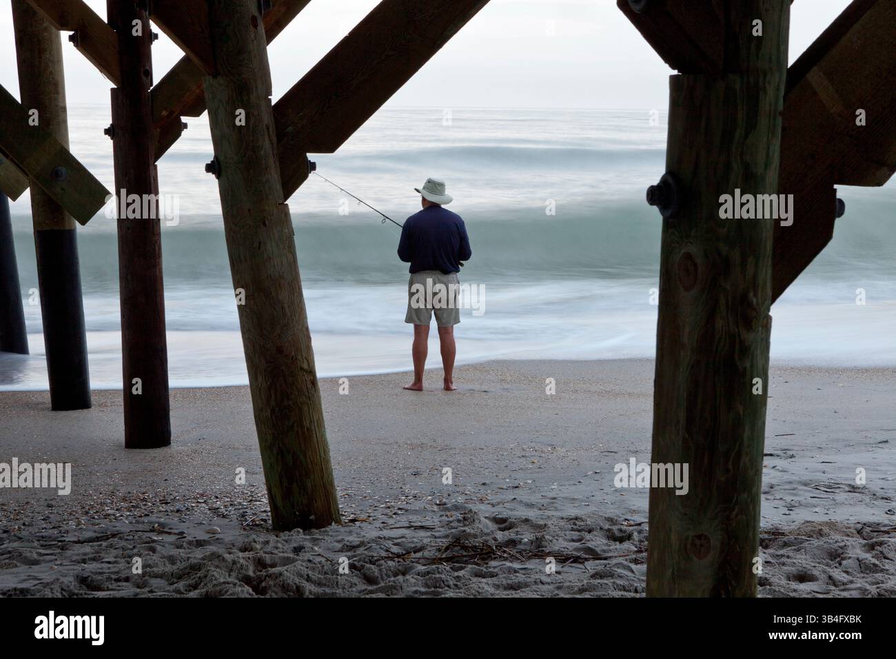 NC00509-00...CAROLINE DU NORD - Ralph Edgar pêche à côté de Crystal Pier à Wrightsville Beach. (MR# E4) Banque D'Images