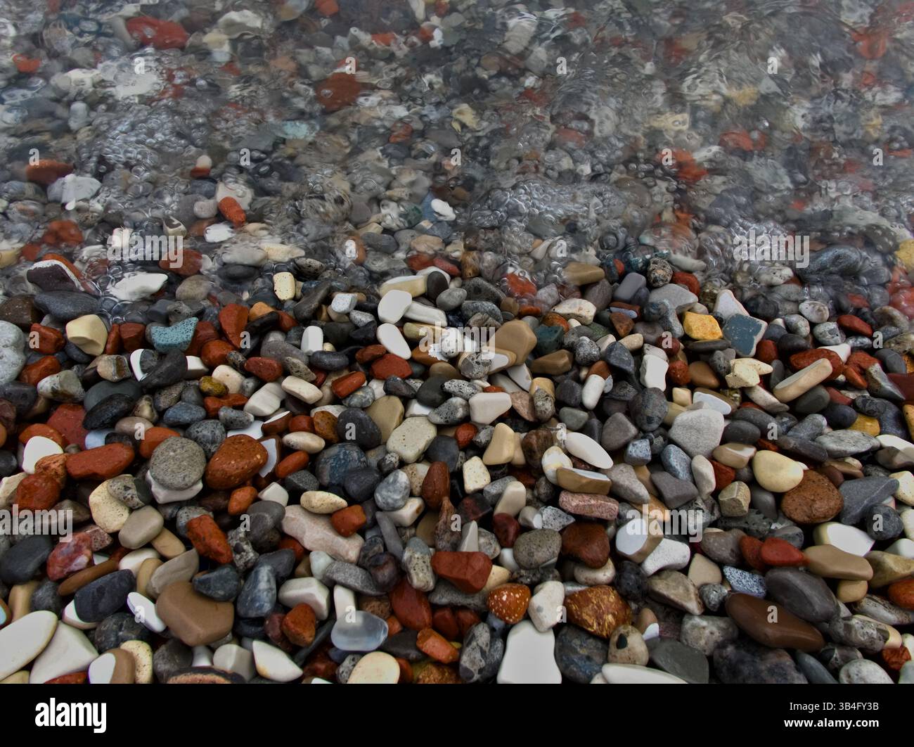Détail du rivage de l'Ontario avec des pierres riches en couleurs faites par érosion des structures passées. La nature lisse tout. Banque D'Images