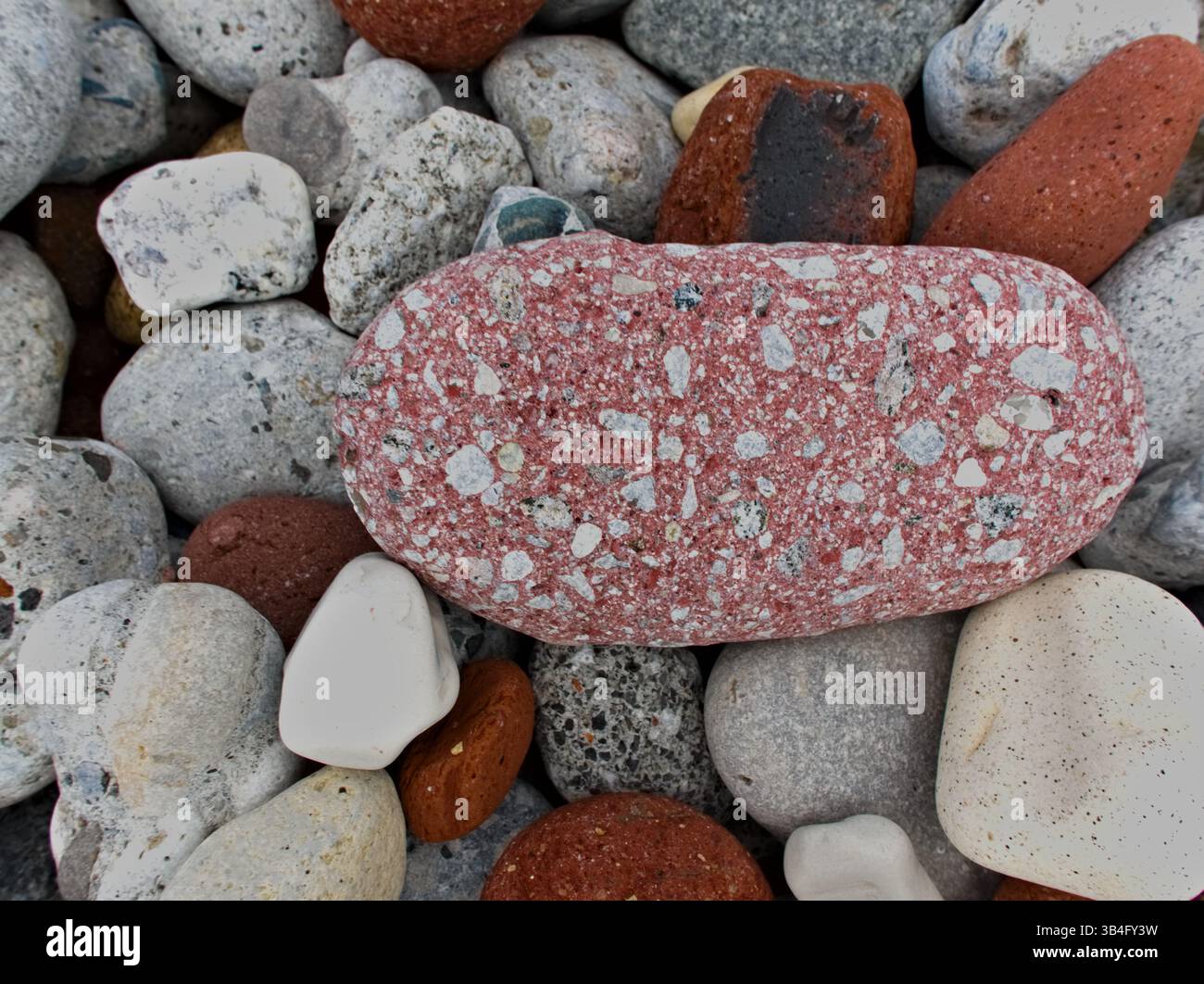 Des années d'érosion ont transformé le béton brut en texture arrondie au bord du lac. Reconstruction tranquille de l'Ontario. Banque D'Images