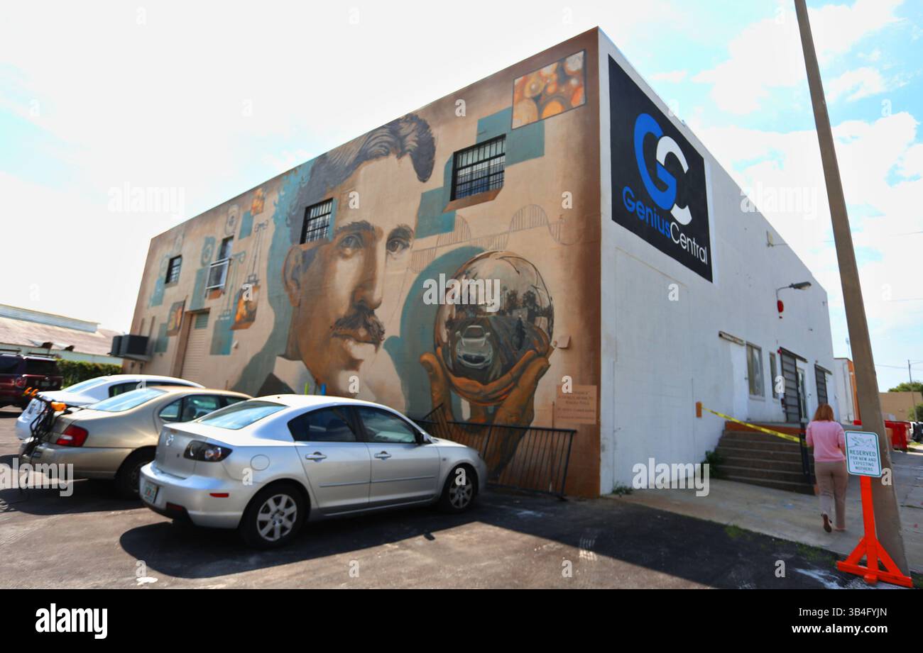 21 septembre 2015 - Petersburg, Florida, U.S. - SCOTT KEELER | FOIS. Bâtiment du siège de CreativeGenius, 2232 5th ave. South., Petersburg, présente une murale extérieure créée par l'artiste Carrie Jadus qui présente un portrait de l'inventeur Nikola Tesla. (Crédit image : © Scott Keeler/Tampa Bay Times via ZUMA Wire) Banque D'Images