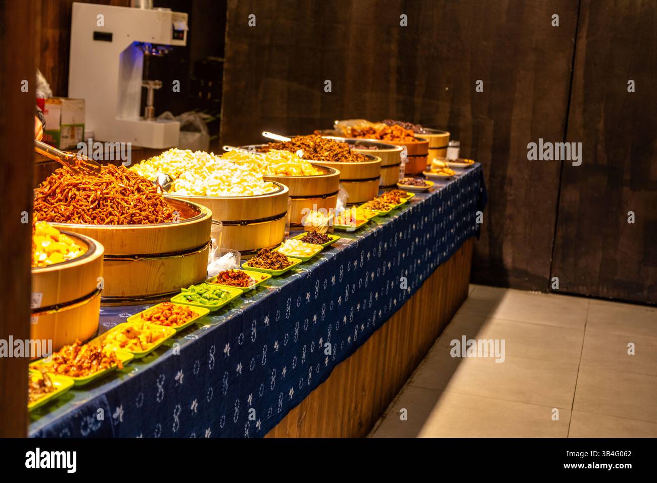 Chine Xitang. 30 mars 2025. Étal alimentaire du marché chinois, variété de plats frigorifiques et marinés dans de grands bols en bois. Banque D'Images
