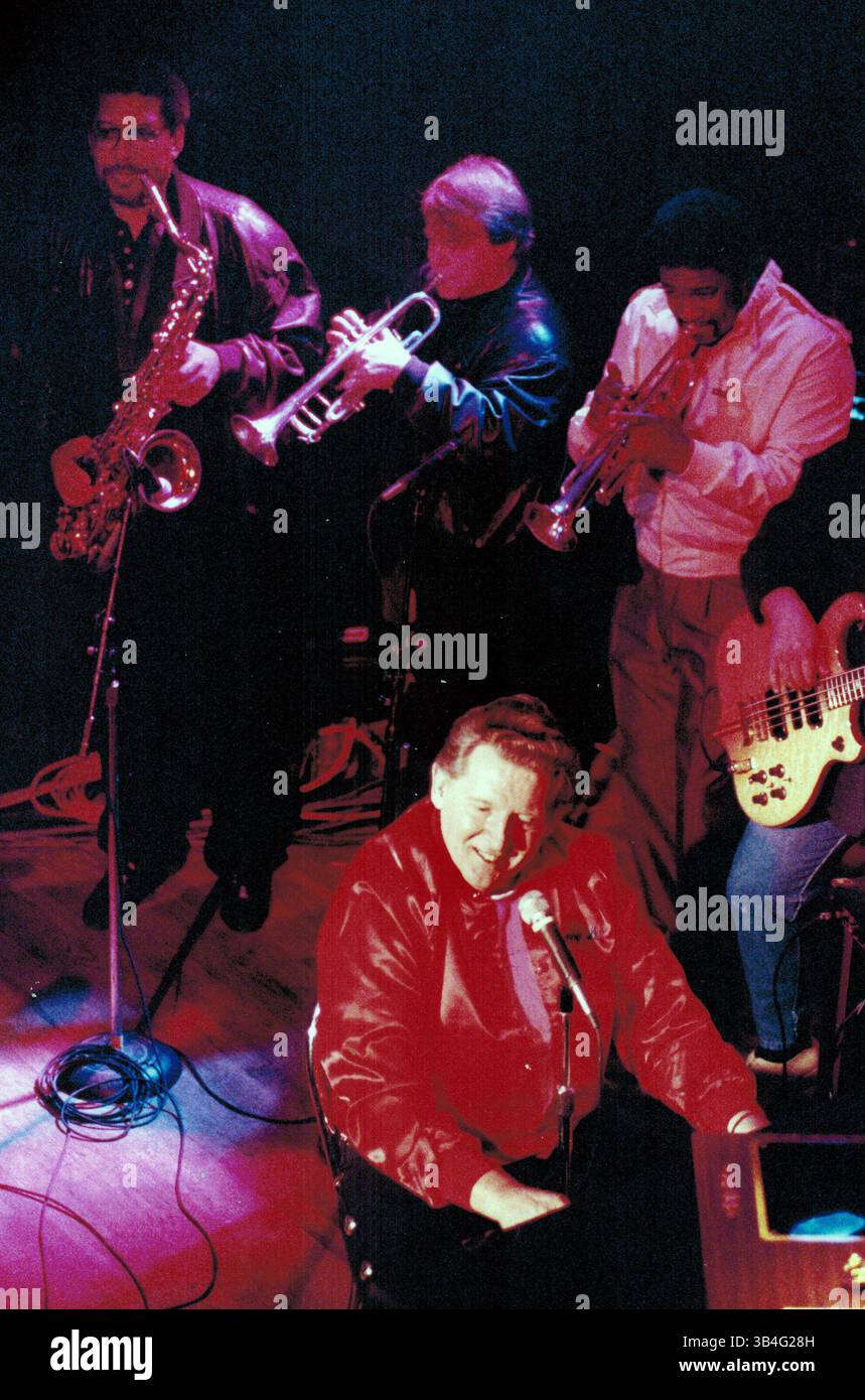 Fév 10, 2015 - Memphis, Tennessee, USA - icône du rock and roll JERRY LEE LEWIS se produit au début des années 1990 avec le sidemen ANDREW LOVE (arrière gauche) WAYNE JACKSON (arrière central) des CORNES DE MEMPHIS et BEN CAULEY (arrière droit). Ben Cauley est un trompettiste américain, chanteur et membre fondateur du groupe d'enregistrement Stax, The Bar-Kays. Il est le seul survivant de l'accident d'avion de 1967 qui a coûté la vie au chanteur soul Otis Redding et à quatre membres des Bar-Kays. Les Horns de Memphis ont joué sur plus de 300 disques d'or. (Crédit image : © Karen Focht via ZUMA Wire) Banque D'Images