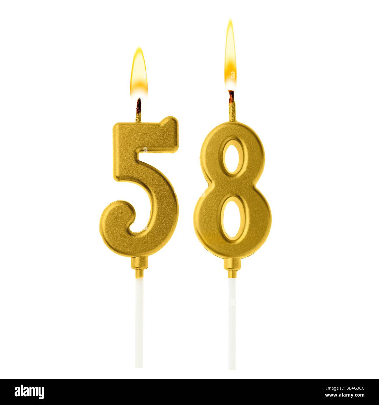 Bougies de gâteau dorées brûlantes composant le numéro 58 sur fond blanc. Décoration festive pour anniversaire ou autre date spéciale Banque D'Images