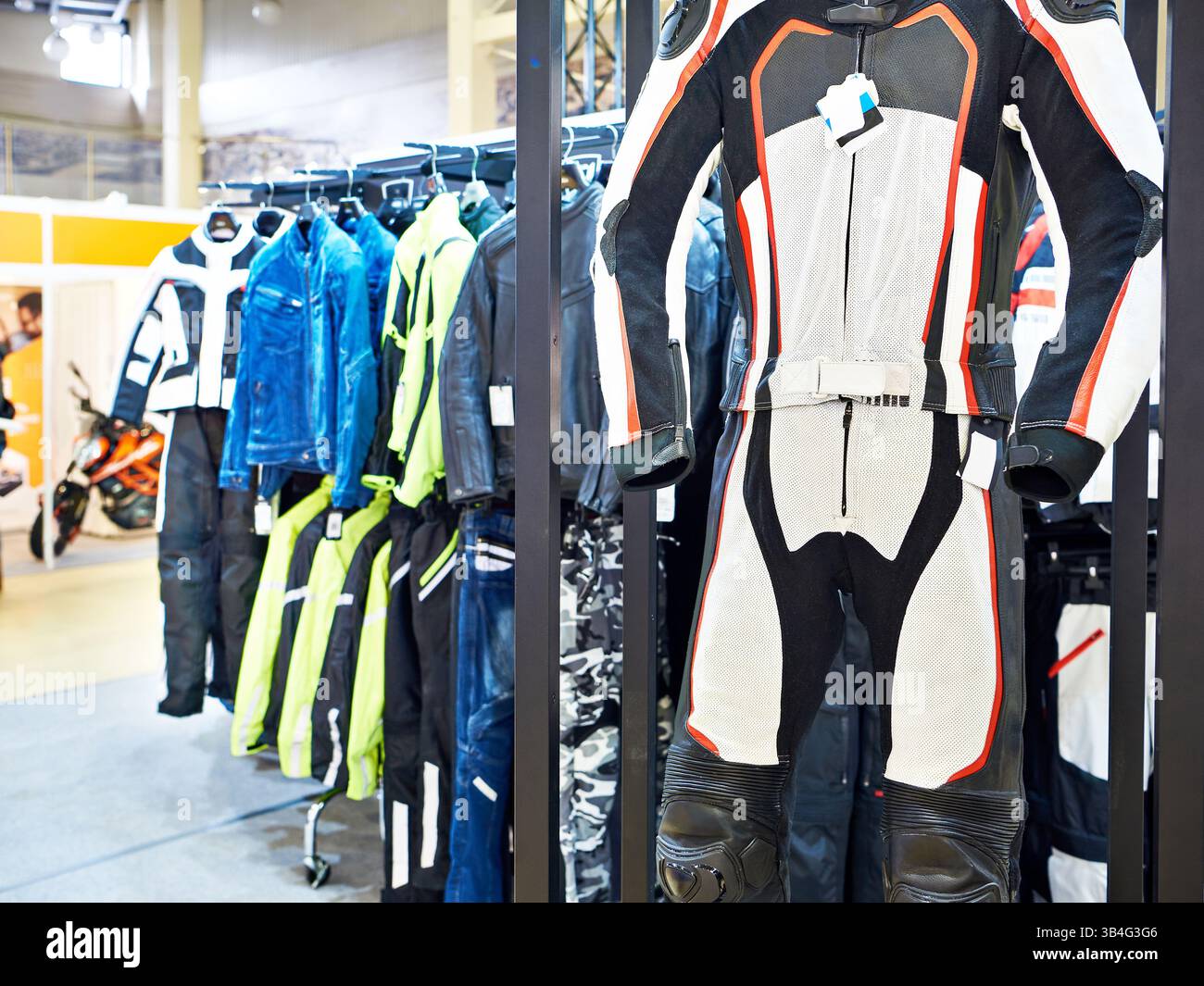Vêtements de moto dans le magasin de sport Banque D'Images