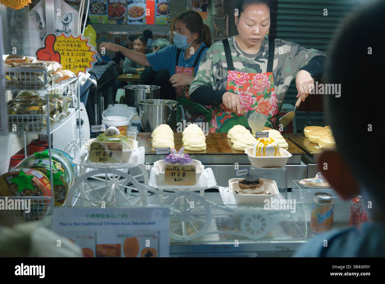 Le vendeur de rue prépare des crêpes de soufflé moelleuses Banque D'Images