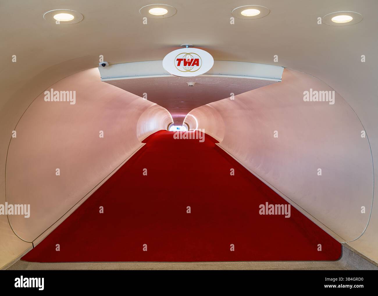 Image éditoriale de l'emblématique TWA Flight tube à l'aéroport JFK, avec un design courbé du milieu du siècle, un tapis rouge et un panneau TWA. Banque D'Images