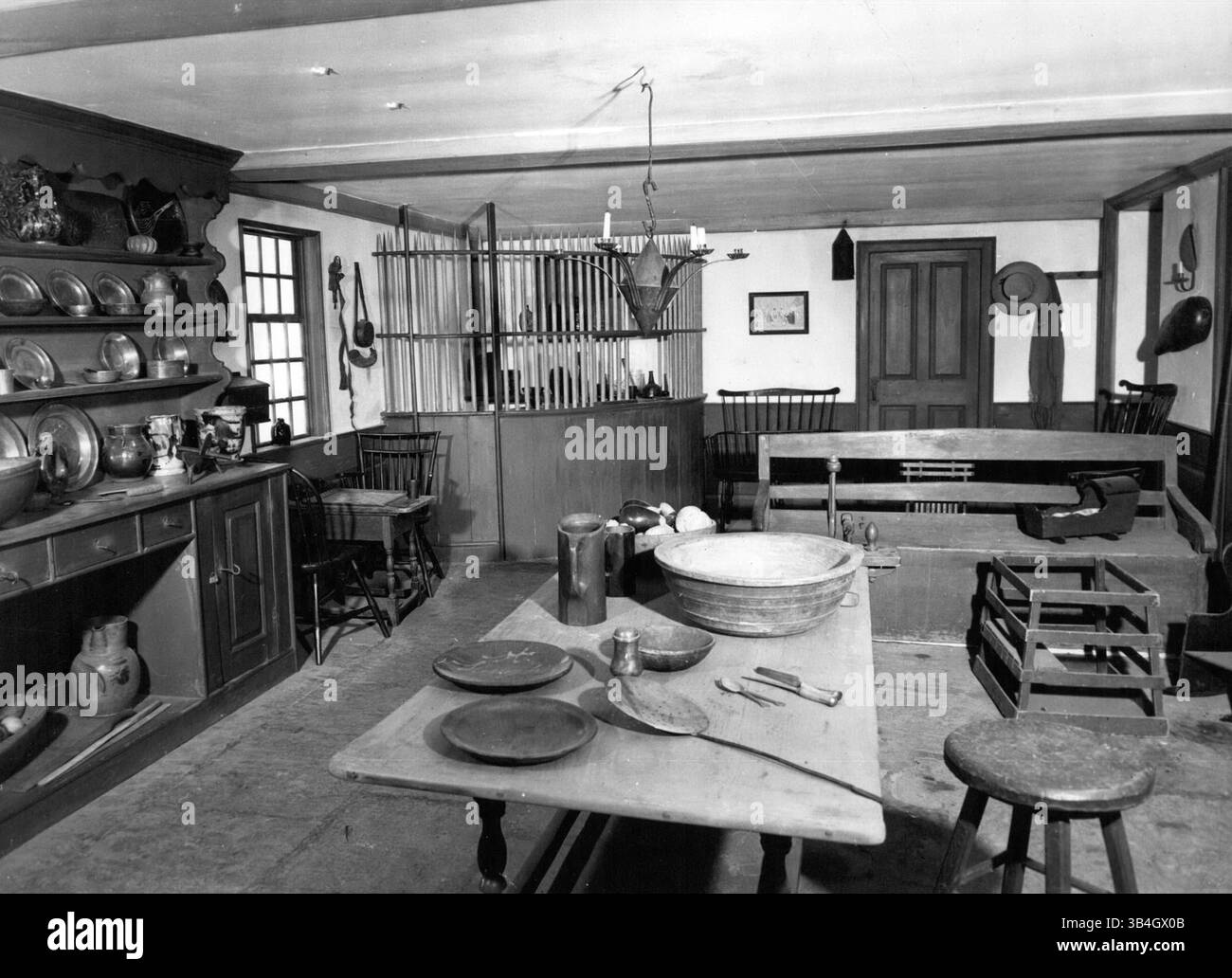 Jan 17, 1960 - Pelham, Massachusetts, États-Unis - à la conception de cette photo, les visiteurs de Conkey's Tavern, une auberge typique du Massachusetts, trouveraient tout aussi invitant que ses clients du 18ème siècle. Le feu ouvert, les chaises windsor polies et le pain d'épices frais cuit dans un four de ruche d'abeille étaient quelques-unes de ses caractéristiques charmantes. Conkey's Tavern a été construit en 1758 par William Conkey à Pelham, Massachusetts. Il est particulièrement célèbre comme l'endroit où Daniel Shays a rencontré ses partisans et a comploté sa célèbre rébellion contre le gouvernement du Massachusetts en 1786-1787. L'emplacement de la taverne est maintenant Banque D'Images