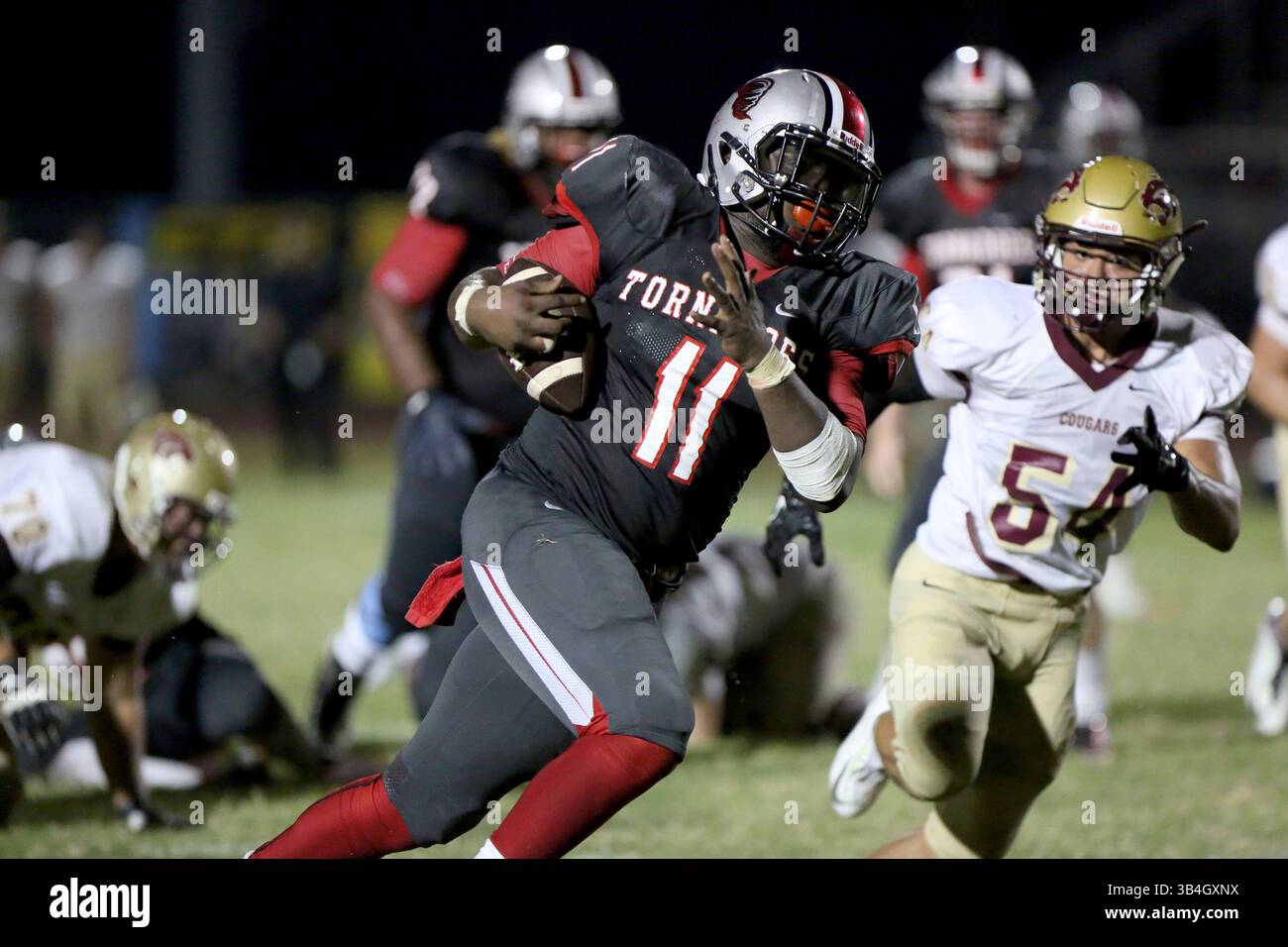4 septembre 2015 - Clearwater, Floride, États-Unis - DOUGLAS R. CLIFFORD | Times.en route vers un touchdown, Kane Taylor de Clearwater (11) échappe Carlos Cintron de Countryside (54), à droite, lors du match de vendredi (4/09/15) à Clearwater. (Crédit image : © Douglas R. Clifford/Tampa Bay Times via ZUMA Wire) Banque D'Images 4 septembre 2015 - Clearwater, Floride, États-Unis - DOUGLAS R. CLIFFORD | Times.en route vers un touchdown, Kane Taylor de Clearwater (11) échappe Carlos Cintron de Countryside (54), à droite, lors du match de vendredi (4/09/15) à Clearwater. (Crédit image : © Douglas R. Clifford/Tampa Bay Times via ZUMA Wire) Banque D'Images