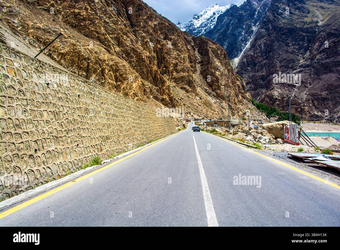 La route du Karakoram traverse les cônes passu spectaculaires et les champs glaciaires Banque D'Images