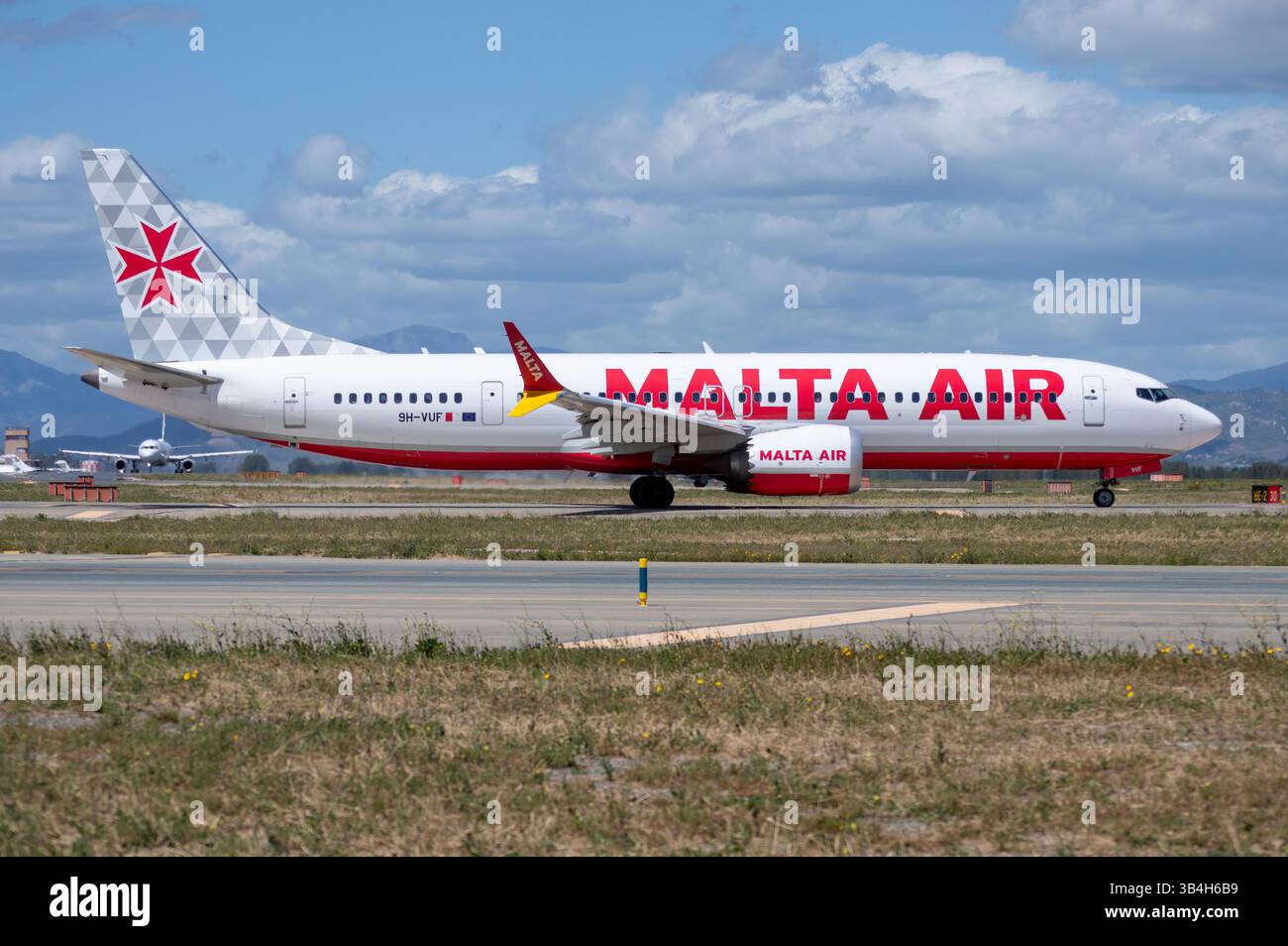 Avion de ligne moderne Boeing 737 MAX de Malta Air circulant sur l'aire de trafic de l'aéroport de Málaga Costa del sol. Banque D'Images