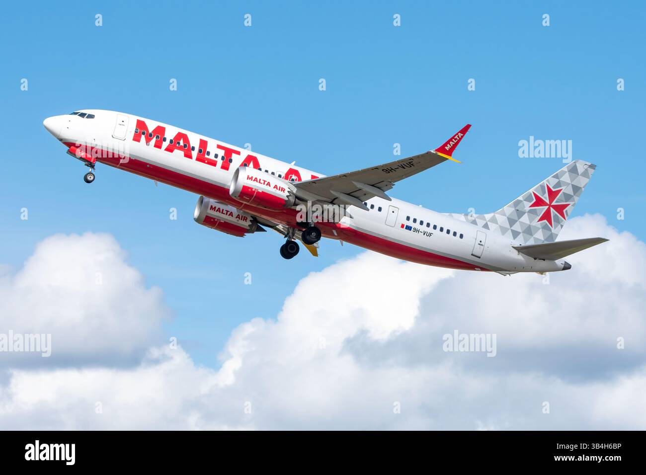 Un avion de ligne moderne Boeing 737 MAX de Malta Air décolle à l'aéroport de Málaga Costa del sol. Banque D'Images
