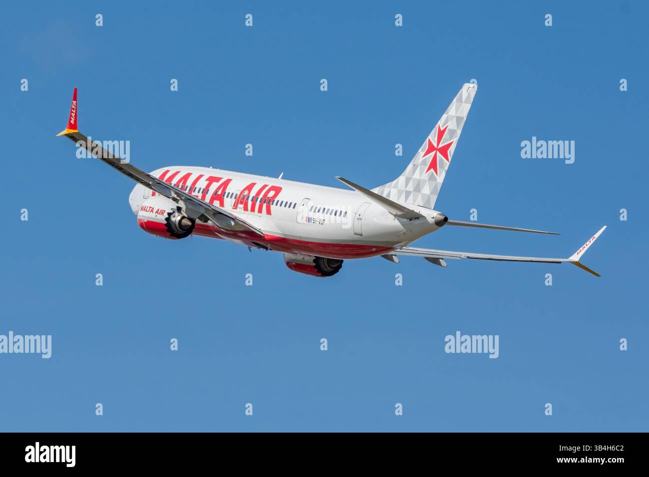 Un avion de ligne moderne Boeing 737 MAX de Malta Air décolle à l'aéroport de Málaga Costa del sol. Banque D'Images