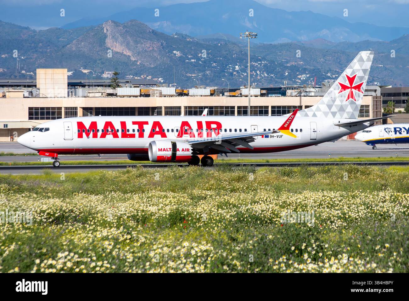 Avion de ligne moderne Boeing 737 MAX de Malta Air circulant sur l'aire de trafic de l'aéroport de Málaga Costa del sol. Banque D'Images