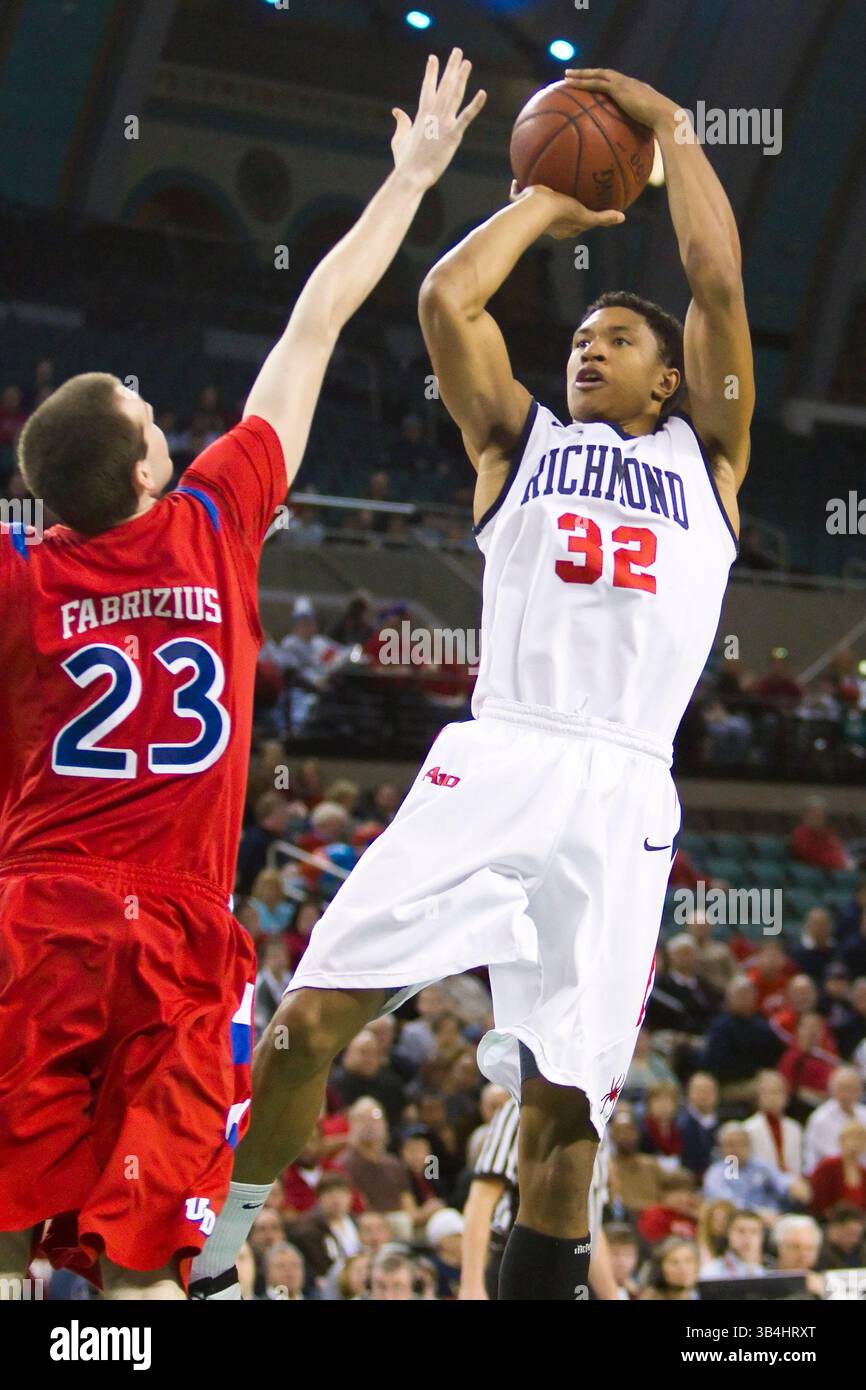 13 mars 2011 : Justin Harper (32), attaquant des araignées de Richmond, avec la tentative de tir sur Luke Fabrizius (23), attaquant les Flyers de Dayton, lors du match du championnat de l'Atlantique 10 entre les Flyers de Dayton et les Spiders de Richmond, au Boardwalk Hall d'Atlantic City, New Jersey.(crédit image : © Chris Szagola/Cal Sport Media/ZUMAPRESS.com) Banque D'Images
