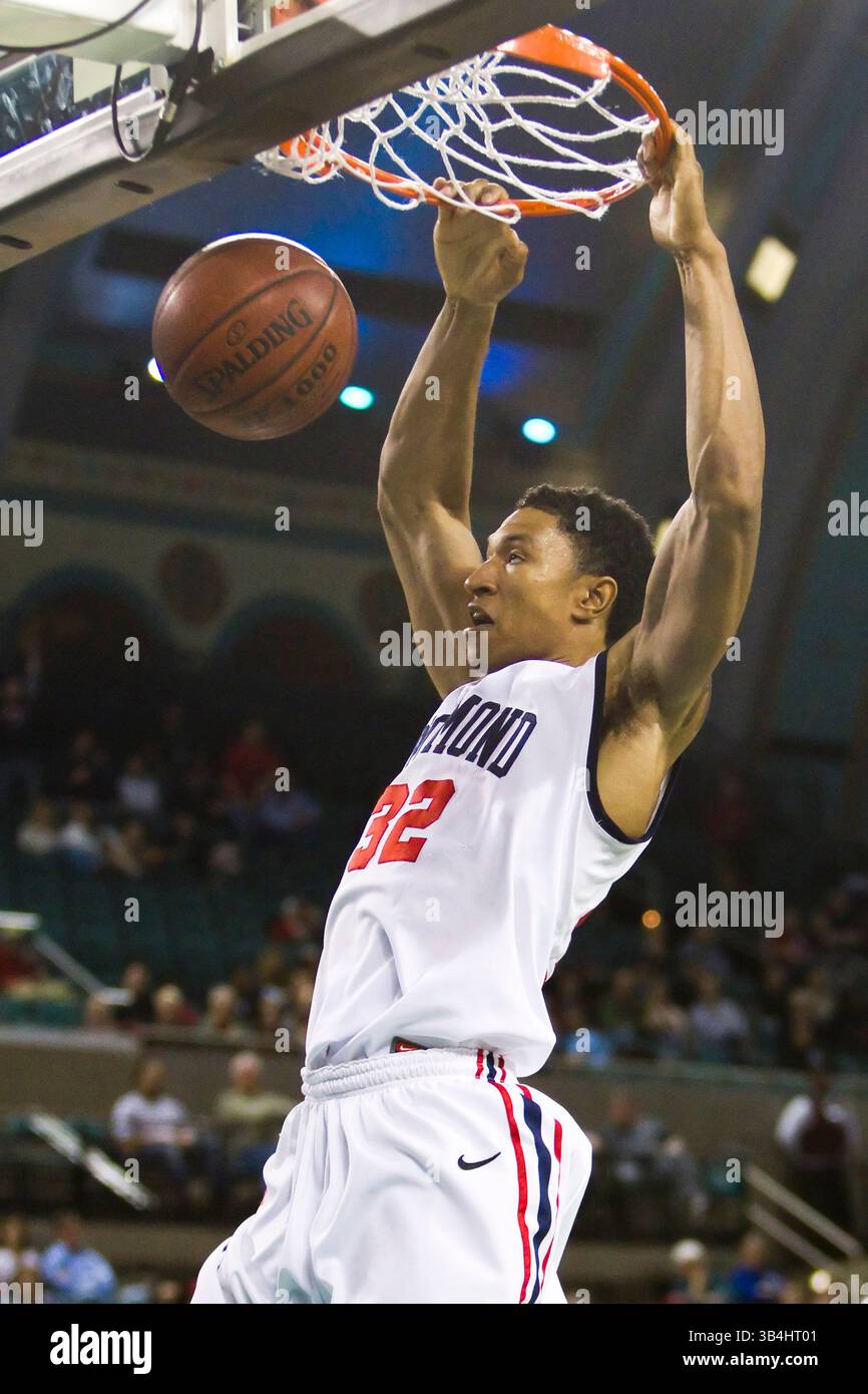 13 mars 2011 : Justin Harper (32), attaquant des Spiders de Richmond, avec le dunk lors du match du championnat du tournoi Atlantic 10 entre les Flyers de Dayton et les Spiders de Richmond au Boardwalk Hall à Atlantic City, New Jersey. Les araignées de Richmond remportent le tournoi Atlantic 10, 67-54 contre les Flyers de Dayton.(image de crédit : © Chris Szagola/Cal Sport Media/ZUMAPRESS.com) Banque D'Images