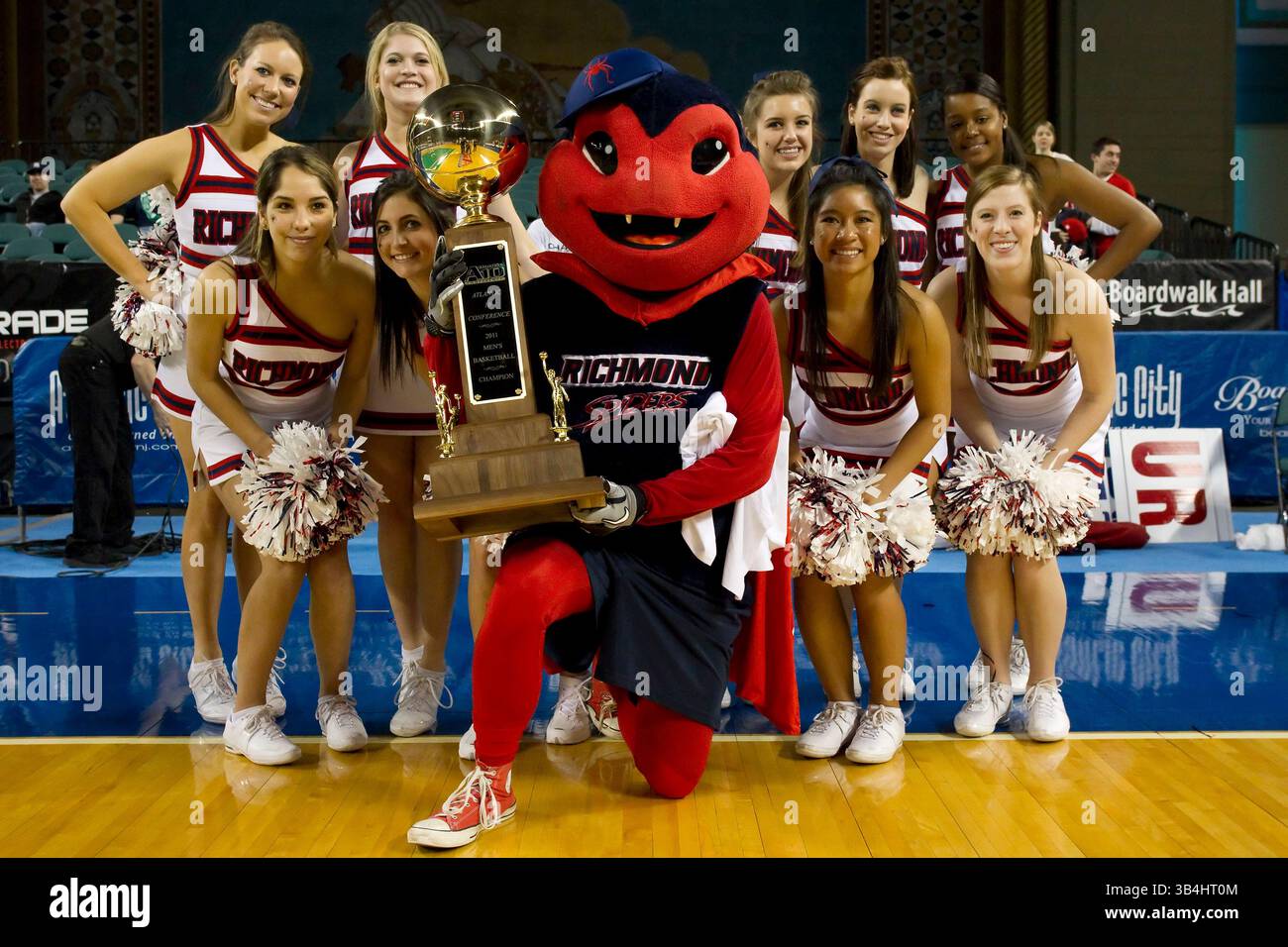 13 mars 2011 : la mascotte et les pom-pom-pom-meneurs de Richmond Spiders posent avec le trophée Atlantic 10 après le match du championnat Atlantic 10 Tournament entre les Flyers de Dayton et les Spiders de Richmond au Boardwalk Hall à Atlantic City, New Jersey. Les araignées de Richmond remportent le tournoi Atlantic 10, 67-54 contre les Flyers de Dayton.(image de crédit : © Chris Szagola/Cal Sport Media/ZUMAPRESS.com) Banque D'Images