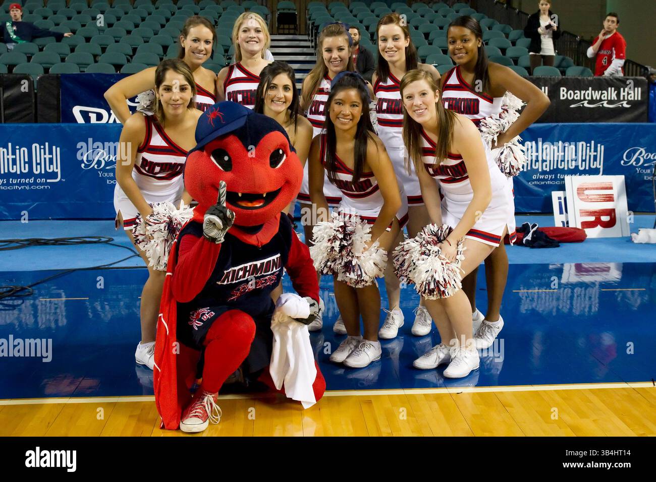 13 mars 2011 : la mascotte et les pom-pom-meneurs de Richmond Spiders posent après le match du championnat Atlantic 10 Tournament entre les Flyers de Dayton et les Spiders de Richmond au Boardwalk Hall à Atlantic City, New Jersey. Les araignées de Richmond remportent le tournoi Atlantic 10, 67-54 contre les Flyers de Dayton.(image de crédit : © Chris Szagola/Cal Sport Media/ZUMAPRESS.com) Banque D'Images