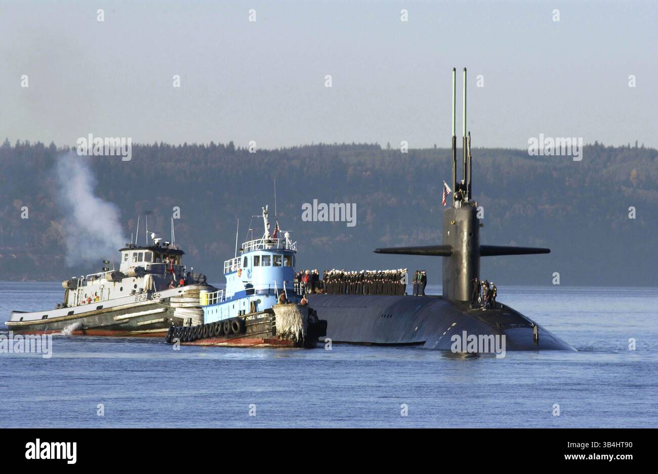 17 octobre 2002 - Bangor, Washington, États-Unis - 021017-N-6497N-002.Naval Submarine base, Bangor, Washington (17 octobre 2002) -- le sous-marin de missiles balistiques de classe Ohio USS Pennsylvania (SSBN 735) arrive à son nouveau port d'attache après avoir transité de la base de sous-marins de NavyÃs à Kings Bay, en Géorgie La dissuasion stratégique est la seule mission du sous-marin de missiles balistiques (SSBN) depuis sa création en 1960. Le SSBN fournit la capacité de frappe nucléaire la plus durable et la plus durable du pays. US Navy Nokell/USN/ LIBÉRÉ) .K29852(image crédit : © Globe photos/ZUMAPRESS.com) Banque D'Images