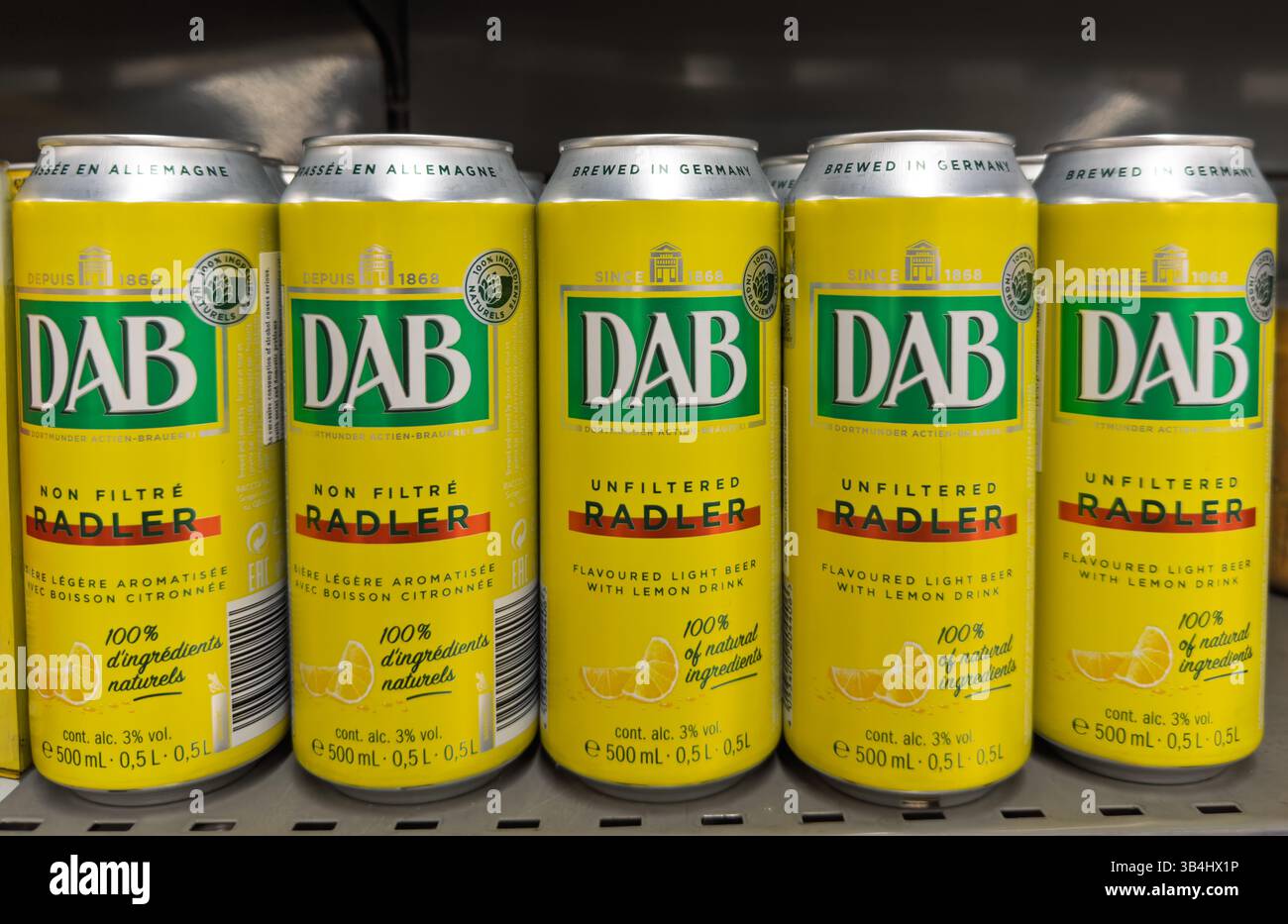 Grand Baie, Maurice - 29 janvier 2025 : affichage des canettes de bière DAB Radler, mettant en évidence les étiquettes des ingrédients naturels et non filtrés. Pho de haute qualité Banque D'Images