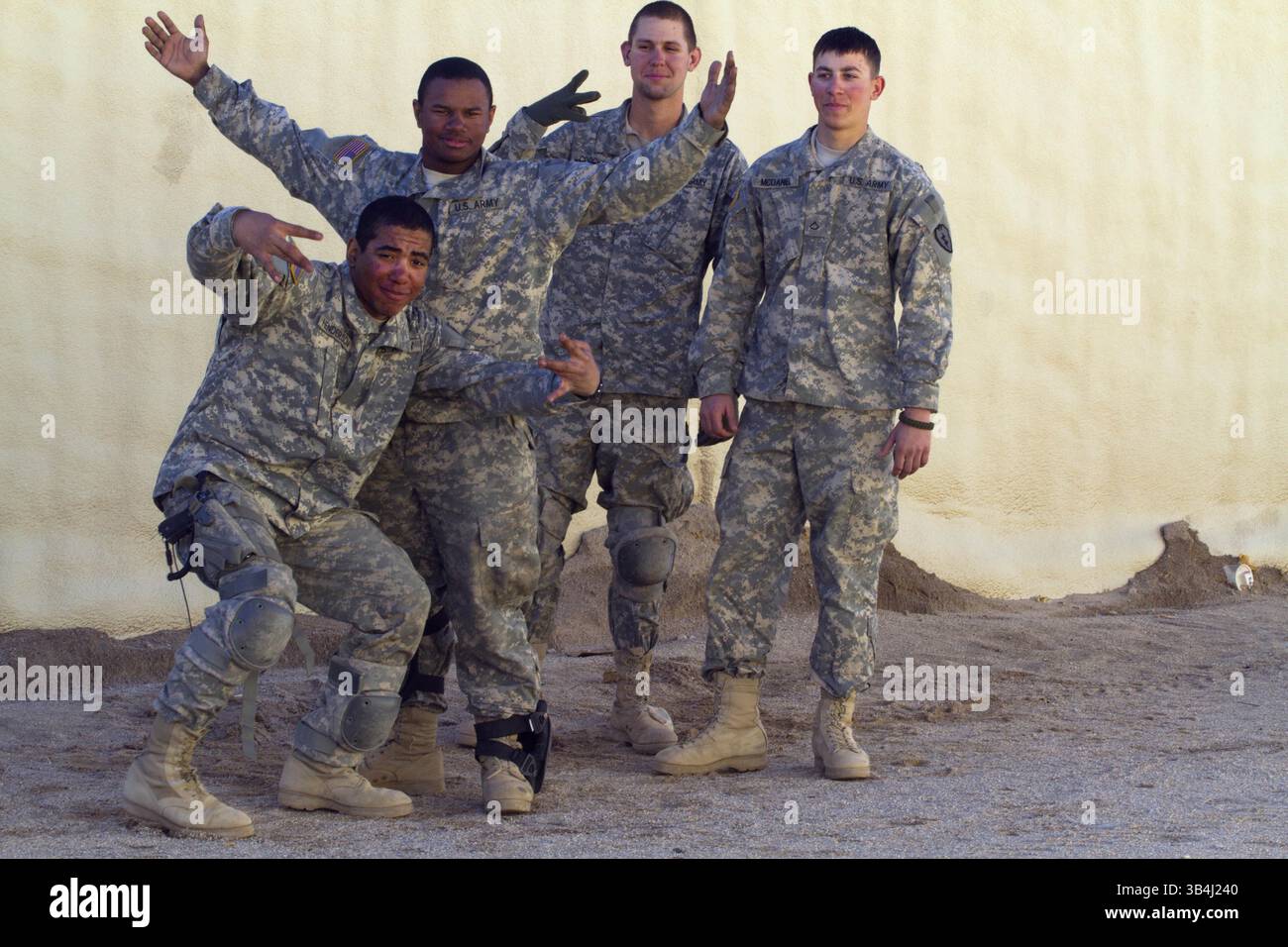 18 février 2011 - Fort Irwin, Californie, États-Unis - Pvt GABRIEL HENDERSON, 18 ans, Pvt MALCOM KILLEBREW, 21 ans, Pvt EDWARD CROCKER, 18, et le PFC DYLAN COLE MCDANIEL posent pour une photo après avoir mangé leurs MRE à la base opérationnelle avancée King située dans le Centre national d'entraînement près de Fort Irwin Cali. Le NTC est un centre d'entraînement de l'armée des États-Unis qui propose des exercices réalistes en préparation du déploiement et du combat. La 1-25e brigade Stryker devrait être déployée en Afghanistan au printemps 2011. (Crédit image : © JR Ancheta/ZUMAPRESS.com) Banque D'Images
