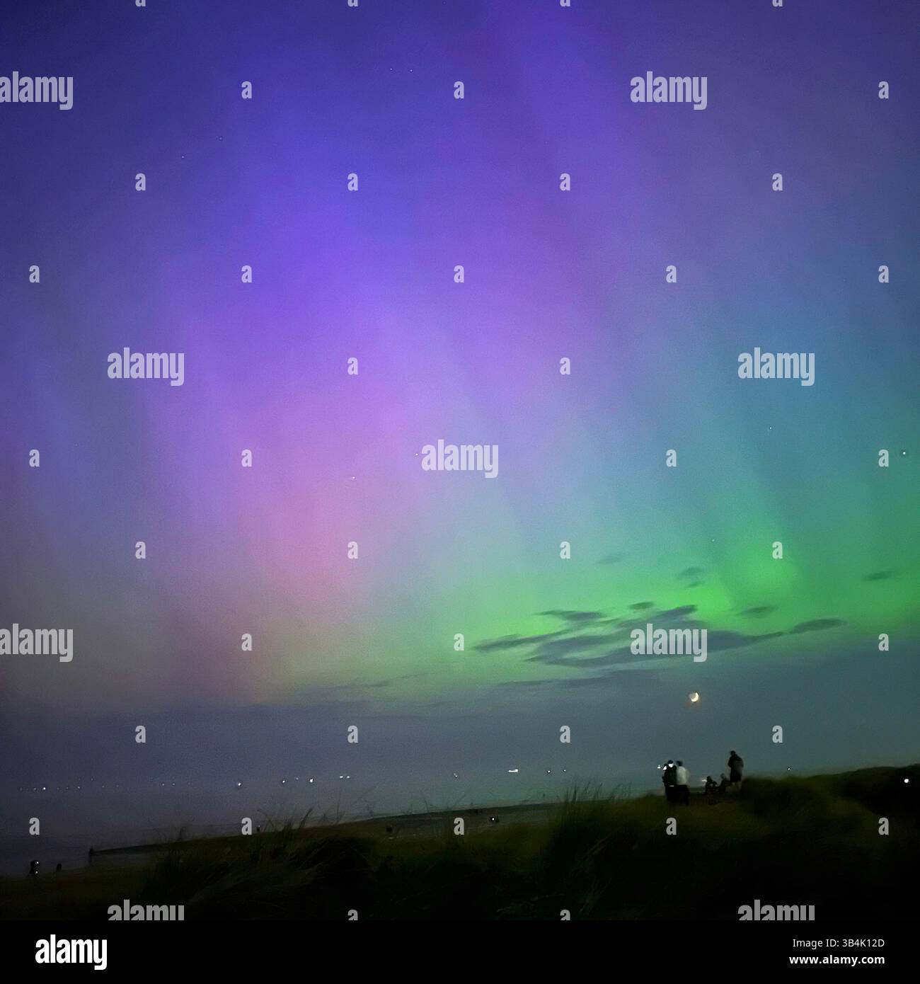 aurores boréales vertes et violettes (aurores boréales) dans le ciel nocturne au-dessus de Crosby Beach, en Angleterre, lors de la rare tempête géomagnétique du 10 mai 24 - Image de stock capturée avec un smartphone