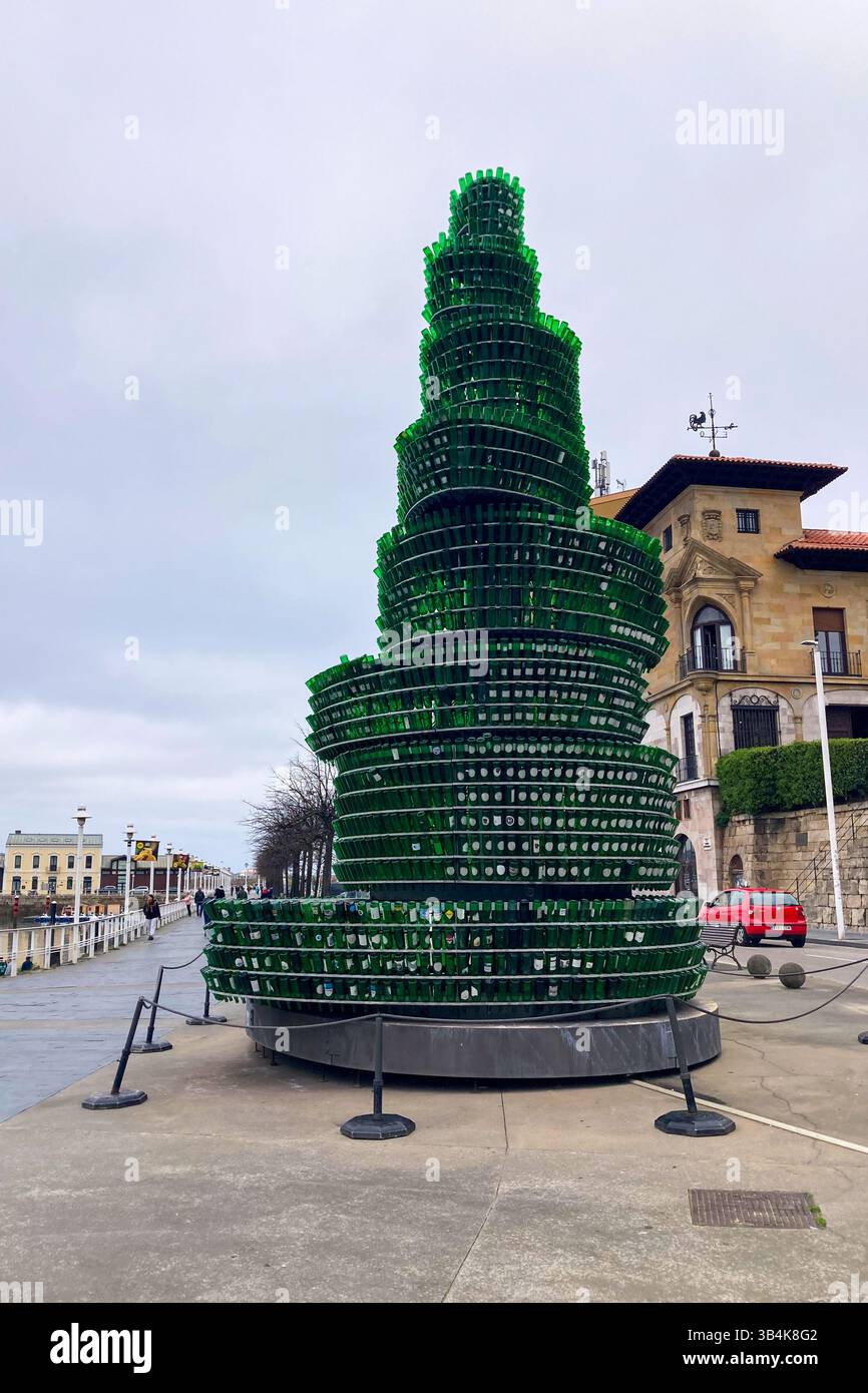 GIJON, ESPAGNE - 7 AVRIL 2025 : Gijón est une ville côtière animée des Asturies, en Espagne, connue pour ses plages, sa culture et son patrimoine maritime. Banque D'Images