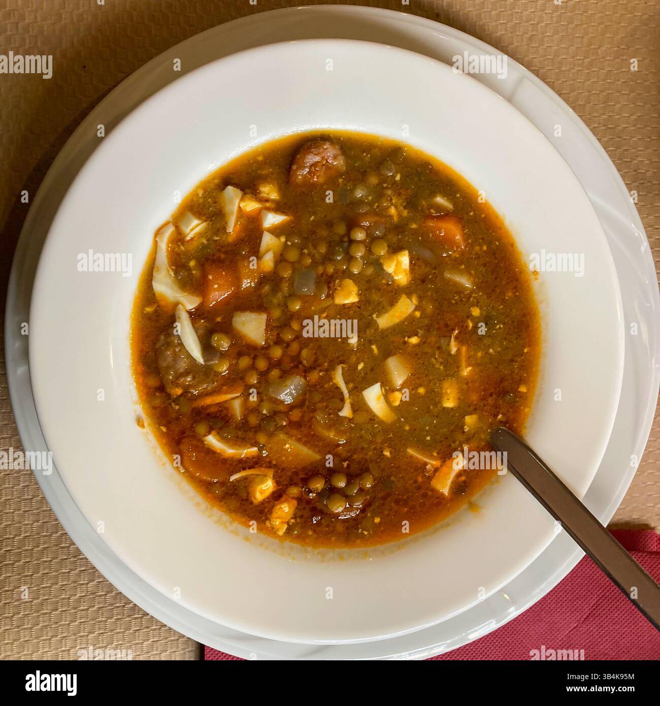 Soupe typique des Asturies avec lentilles et saucisses - Image de stock capturée avec un smartphone