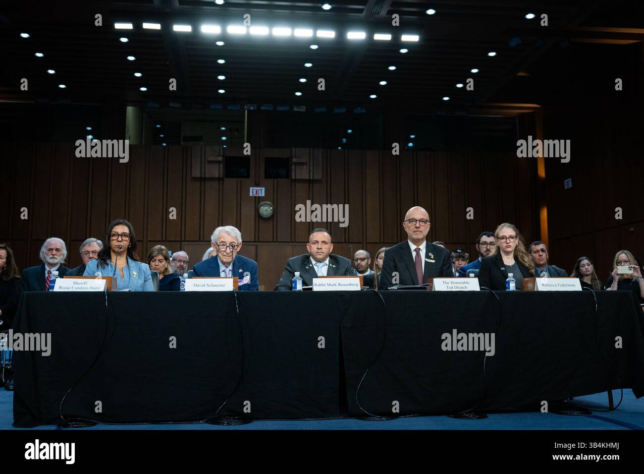 Washington, États-Unis. 30 avril 2025. Shérif Ro ?ie-Cordero-Stutz, David Schaecter, survivant de l'Holocauste et fondateur, Holocaust Memorial Miami Beach ; Rabbi Mark Rosenberg, conseiller principal et aumônier en chef du shérif en chef de Miami-Dade, FHP et FDLE ; Ted Deutch, ancien membre du Congrès et PDG, American Jewish Committee ; Rebecca Federman, directrice principale, CSI Intelligence Desk, initiative de sécurité communautaire lors d'un comité sénatorial sur le vieillissement dans l'immeuble de bureaux du Sénat Hart à Washington, DC, le mercredi 30 avril 2025. (Photo Annabelle Gordon/Sipa USA). Crédit : Sipa USA/Alamy Live News Banque D'Images Washington, États-Unis. 30 avril 2025. Shérif Ro ?ie-Cordero-Stutz, David Schaecter, survivant de l'Holocauste et fondateur, Holocaust Memorial Miami Beach ; Rabbi Mark Rosenberg, conseiller principal et aumônier en chef du shérif en chef de Miami-Dade, FHP et FDLE ; Ted Deutch, ancien membre du Congrès et PDG, American Jewish Committee ; Rebecca Federman, directrice principale, CSI Intelligence Desk, initiative de sécurité communautaire lors d'un comité sénatorial sur le vieillissement dans l'immeuble de bureaux du Sénat Hart à Washington, DC, le mercredi 30 avril 2025. (Photo Annabelle Gordon/Sipa USA). Crédit : Sipa USA/Alamy Live News Banque D'Images